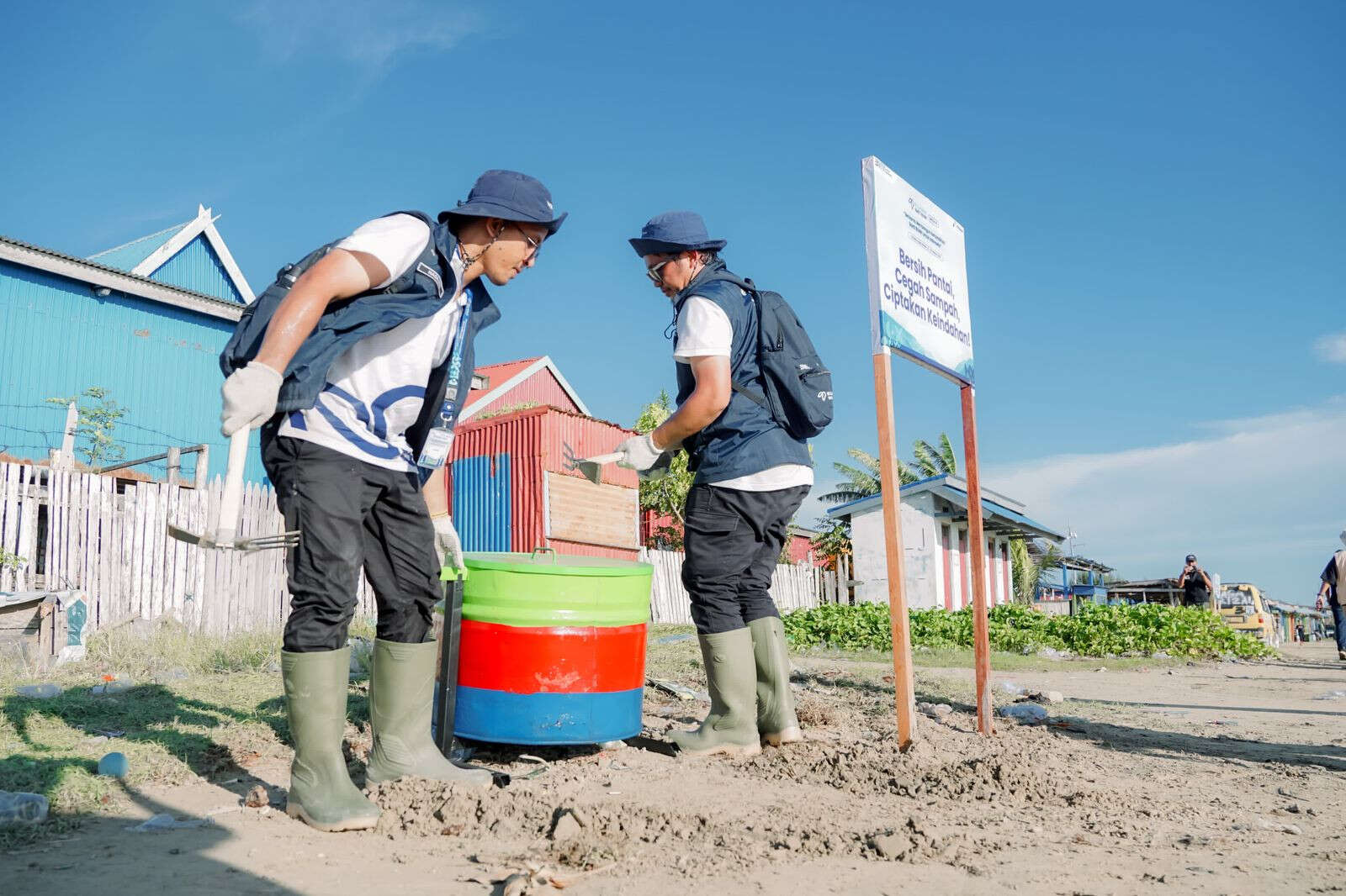 Patut Ditiru, Relawan Bakti BUMN Sapu Bersih Sampah di Pantai Lampu Satu Merauke