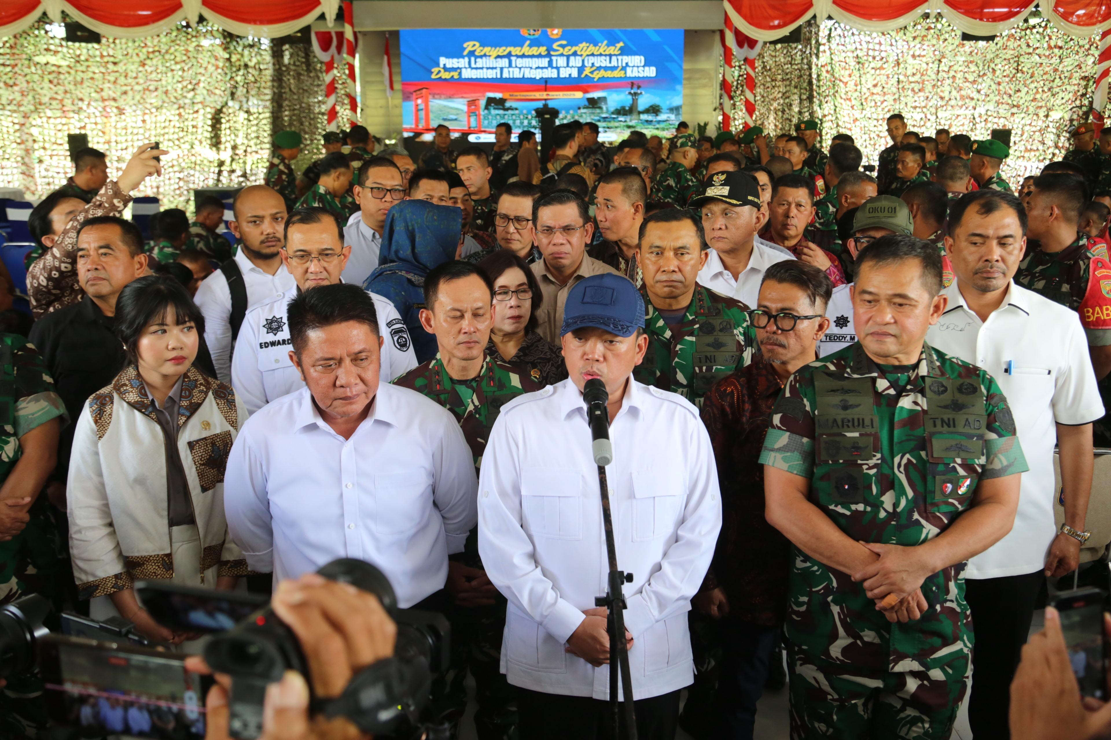 Gubernur Herman Deru Dampingi Menteri Nusron Wahid Serahkan Sertifikat Puslatpur TNI AD