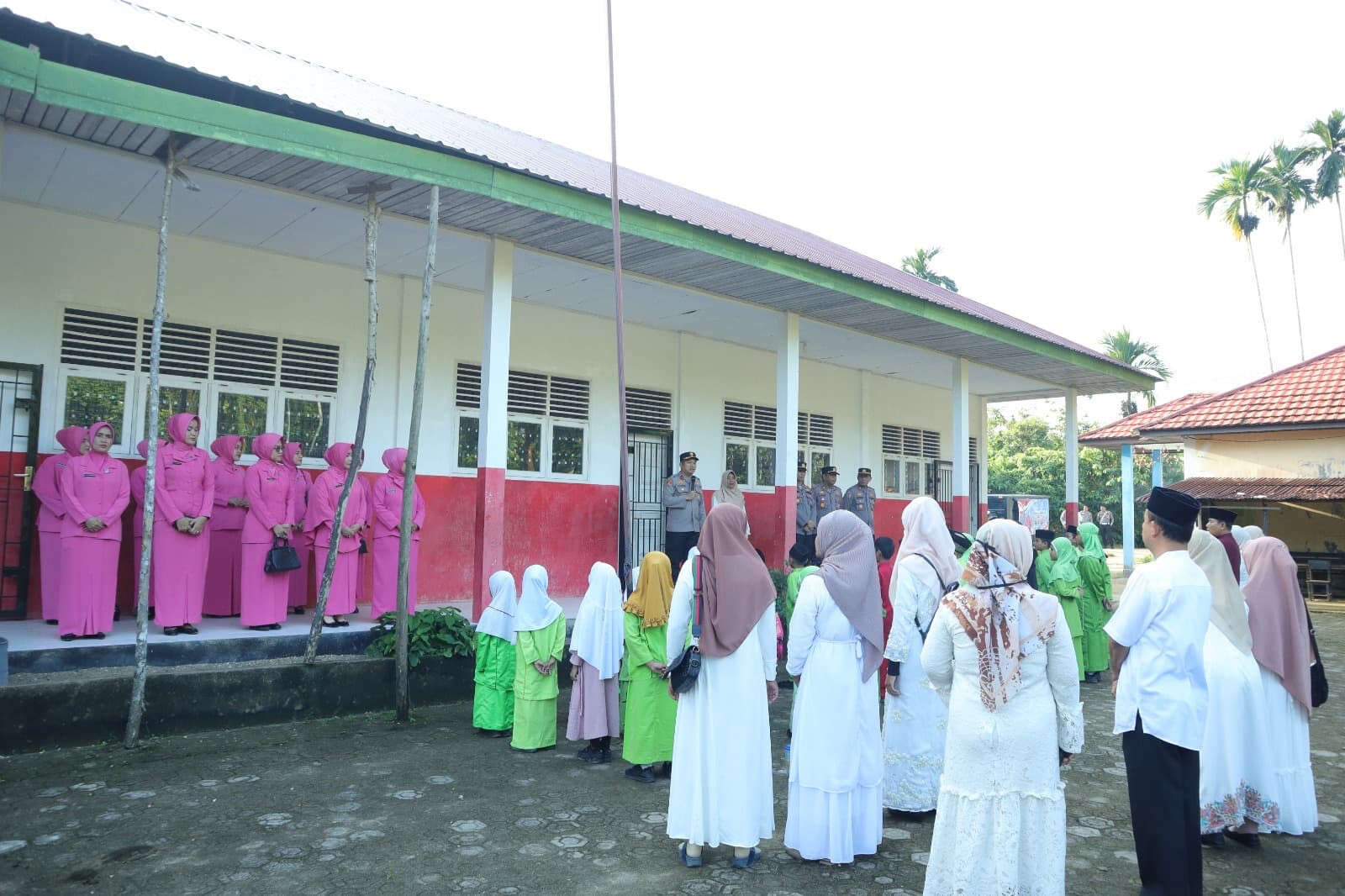 Di Balik Dinding Sekolah yang Nyaris Roboh, Ada Asa dan Gizi dari Polres Inhu