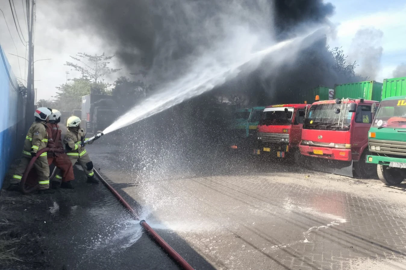 Tumpukan Ban Bekas di Surabaya Kebakaran, 21 Unit Damkar Dikerahkan