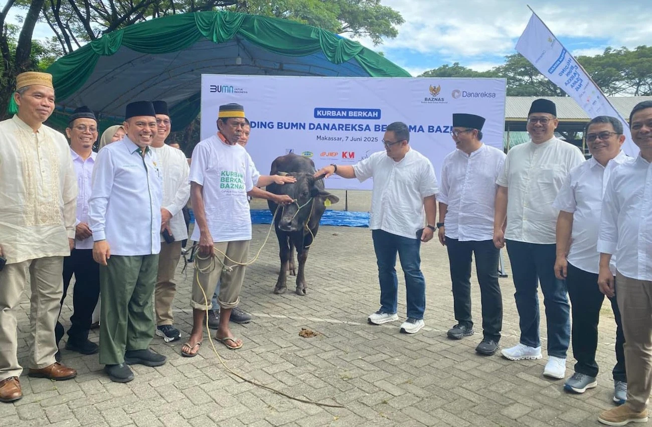Bersama BAZNAS, Danareksa Salurkan Daging Kurban kepada 3.000 Keluarga Makassar