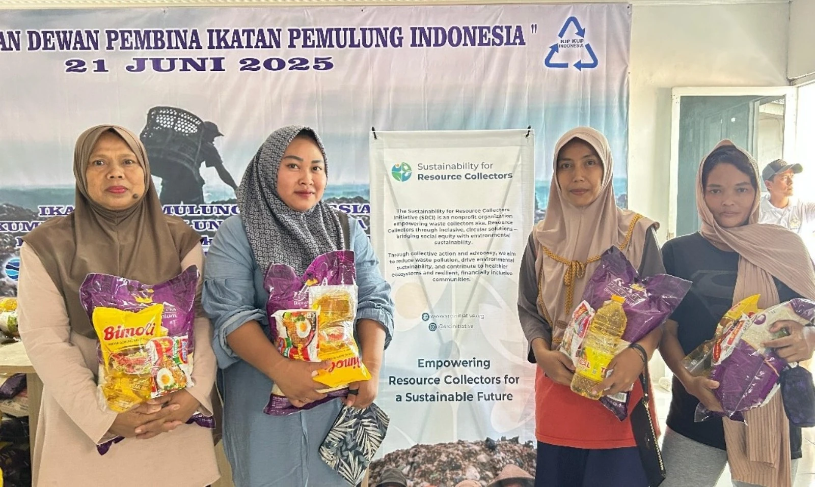 SuRCI Berbagi Kebahagiaan kepada Pengumpul Sampah di TPA Bantar Gebang