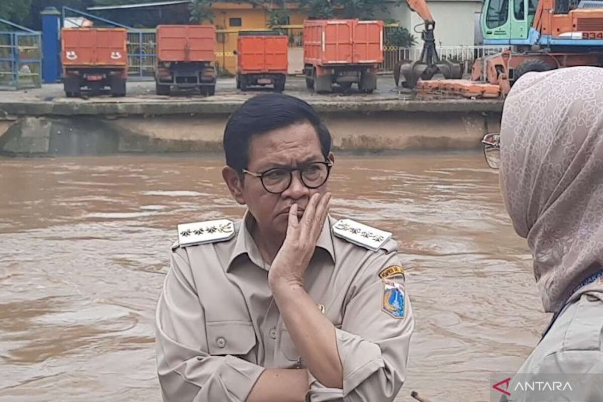 Gubernur Pramono Instruksikan Buka Pintu Air Manggarai