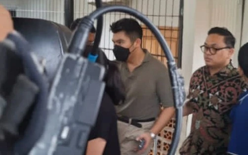 2 Anak Hotma Sitompul Antar Sang Ayah ke Rumah Duka