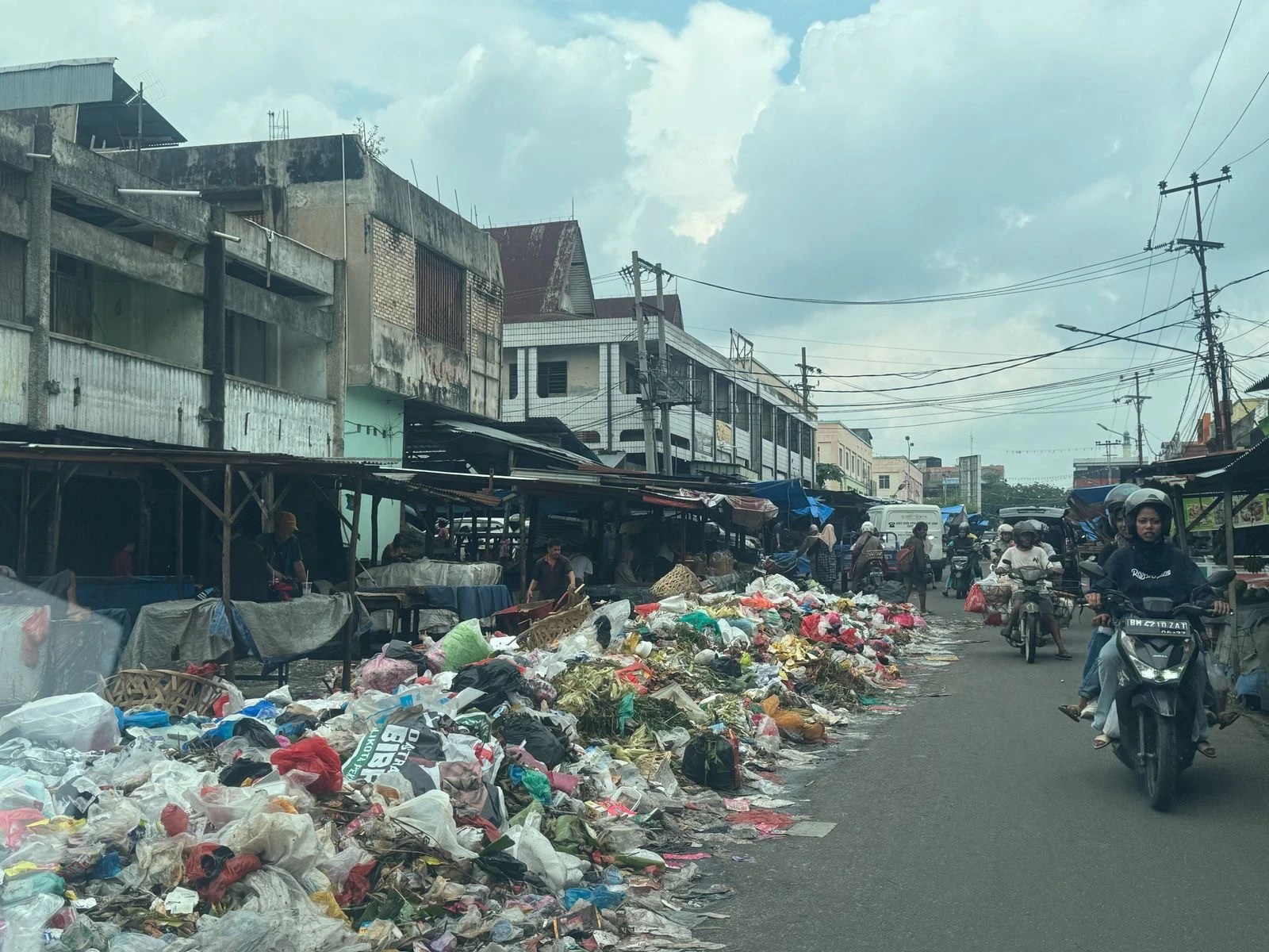 Kelalaian PT Ella Bikin Sampah di Pekanbaru Tak Terurus, DLHK Ambil Alih Pengangkutan