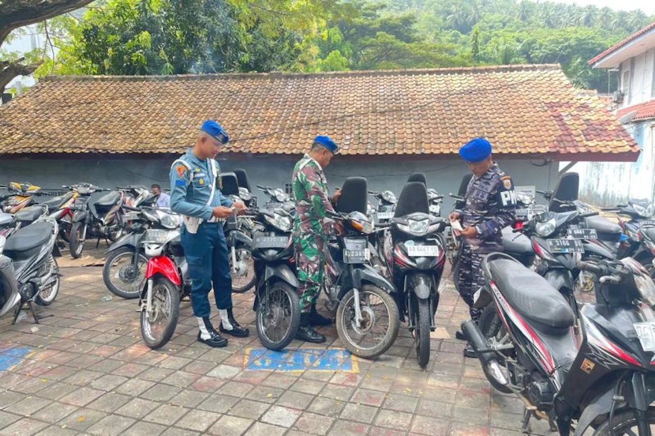 Tim F1QR Lanal Banten Amankan Dua Truk Pengangkut Sepeda Motor Tanpa Dokumen