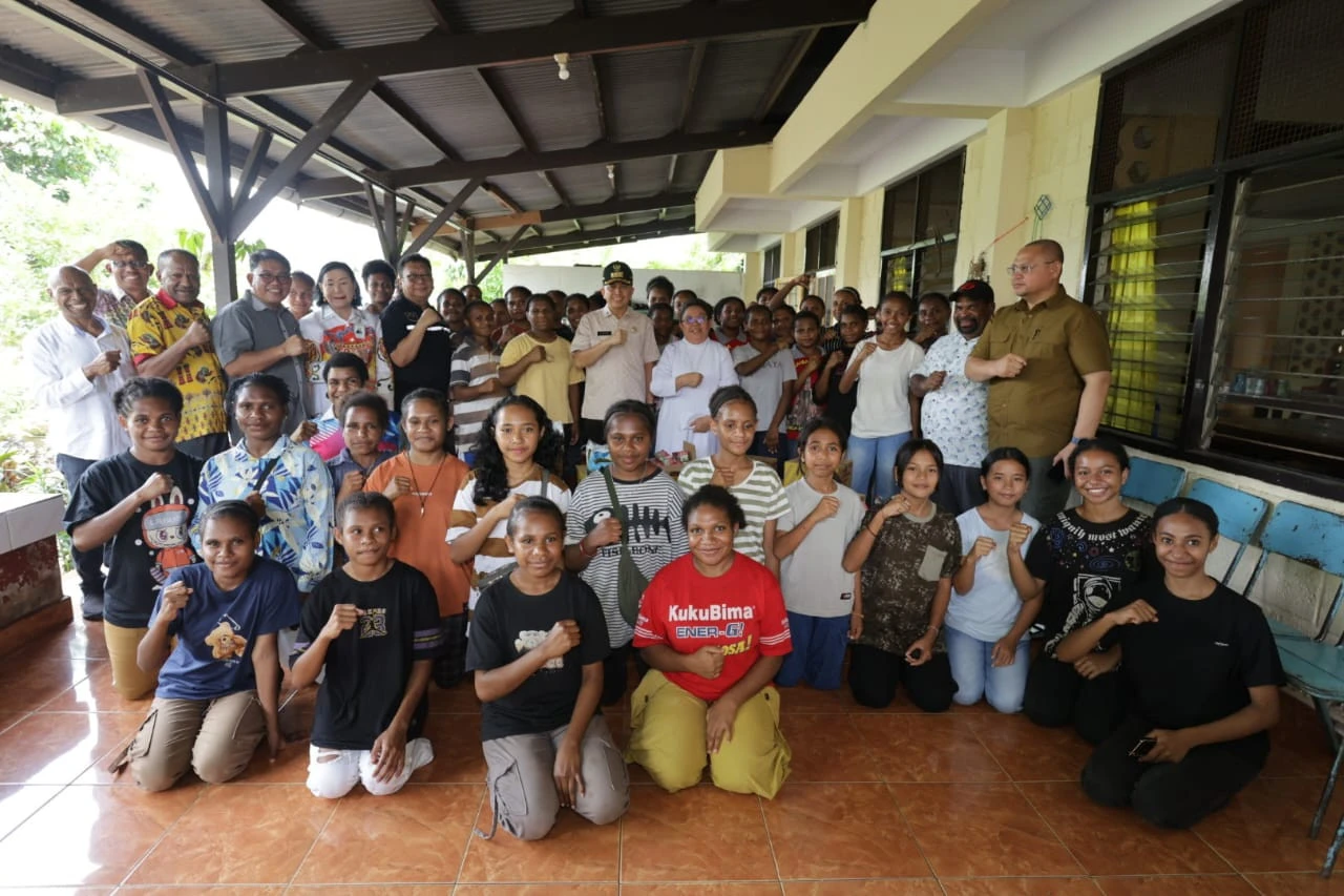 Pj Gubernur Papua Tebar Bantuan ke Lembaga Pendidikan & Keagamaan