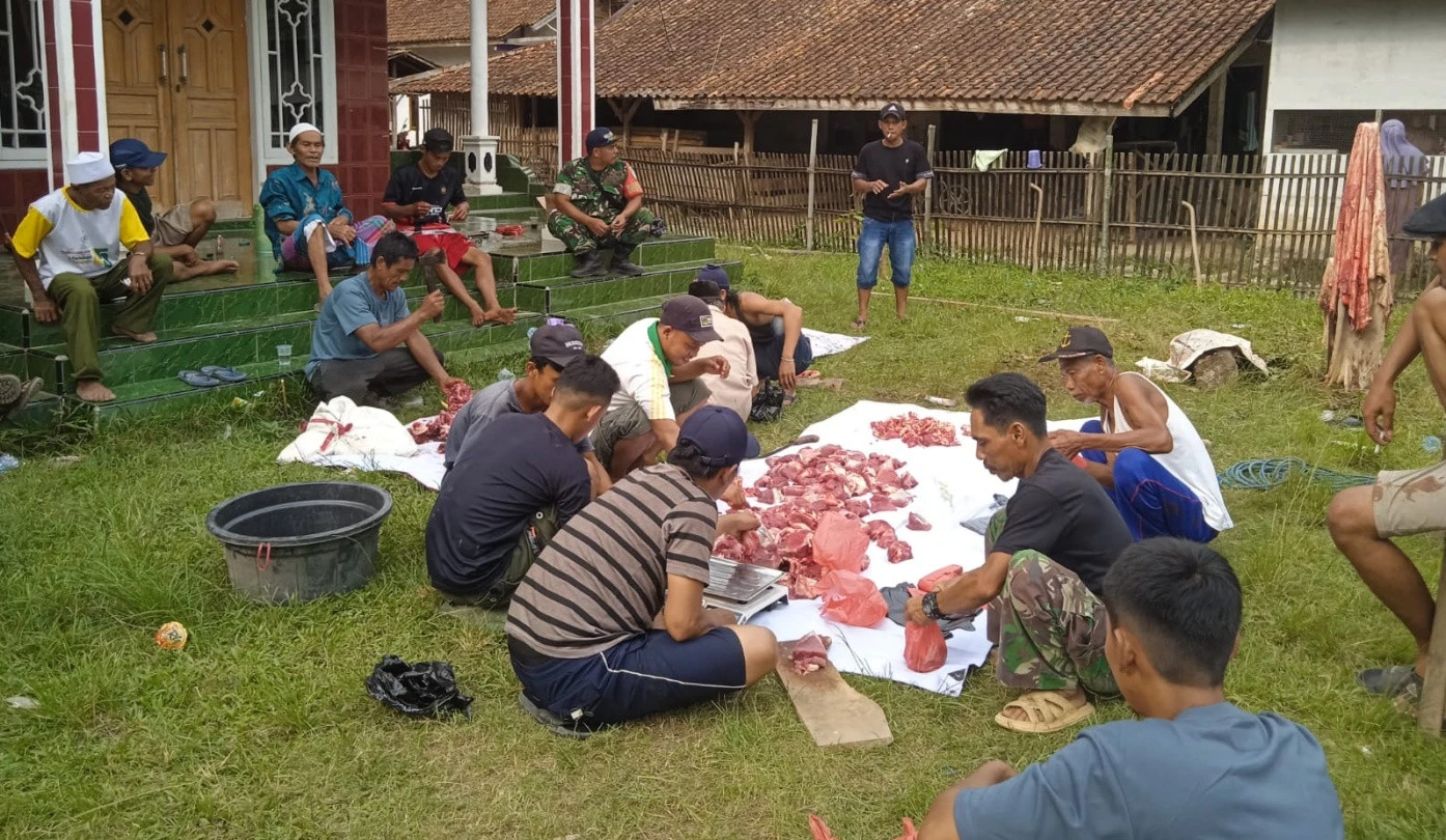 PT Berkat Cawan Energi Bagikan Daging Kurban di 3 Daerah Terdampak PLTA Cimandiri 3