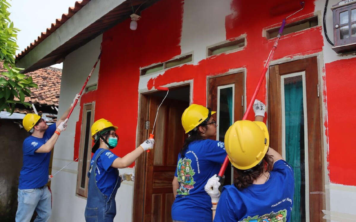 SWA & Habitat for Humanity Serahkan 10 Rumah Layak Huni di Desa Cinamprak  