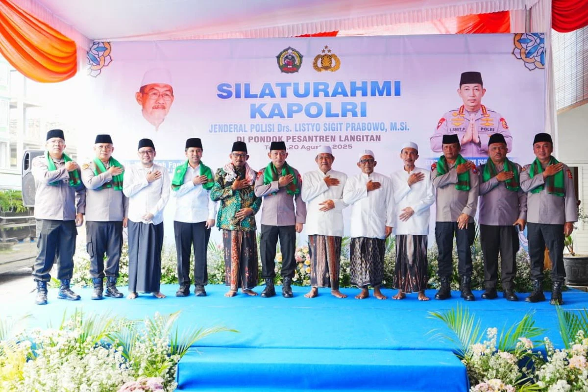 Irjen Agus Dampingi Kapolri Sambangi Dua Pesantren Besar di Jawa Timur
