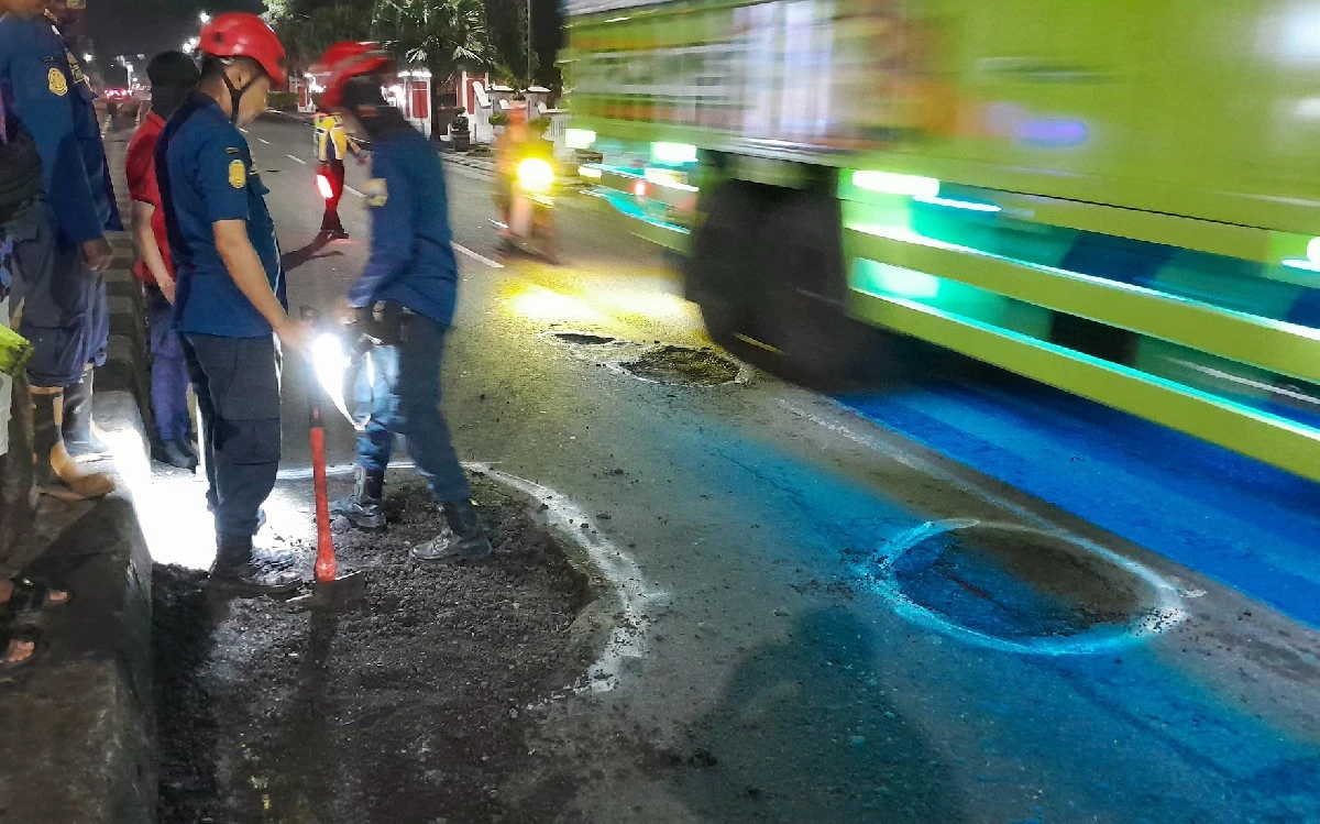 Viral Video Damkar Tambal Jalan Berlubang di Semarang, Begini Faktanya