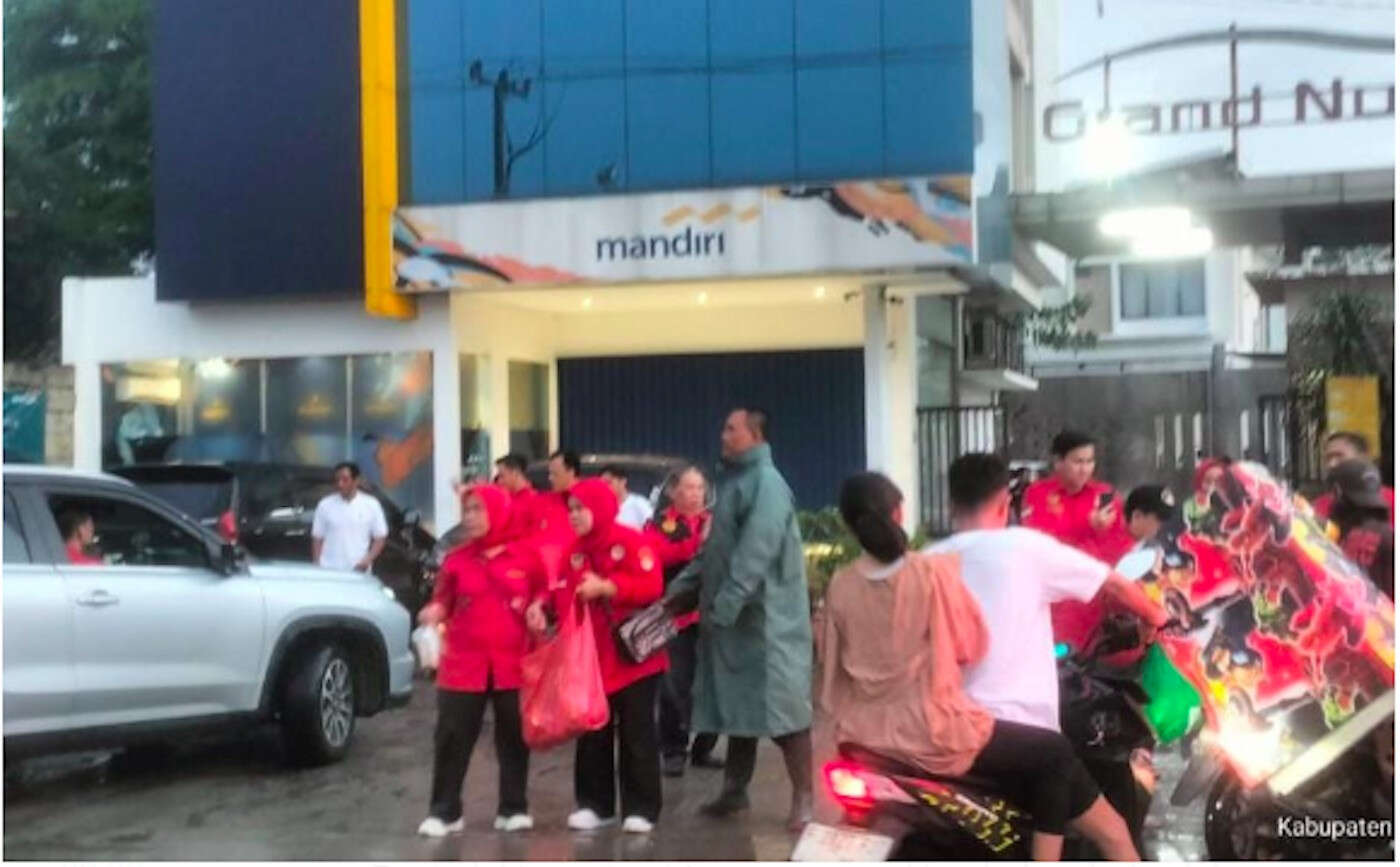 Gandeng Babinsa dan Bimaspol, Setya Kita Pancasila Bagikan Makanan Kepada Warga Terdampak Banjir