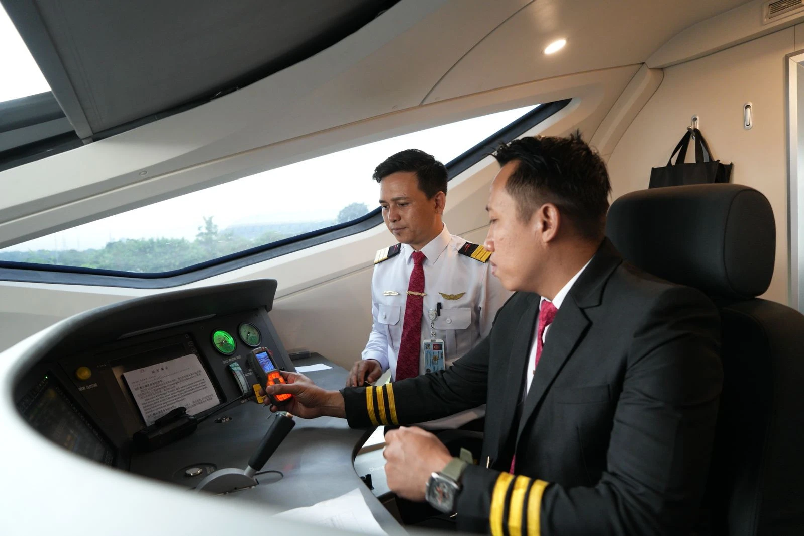 Seluruh Perjalanan Kereta Cepat Whoosh Kini Dioperasikan Sepenuhnya oleh SDM Indonesia