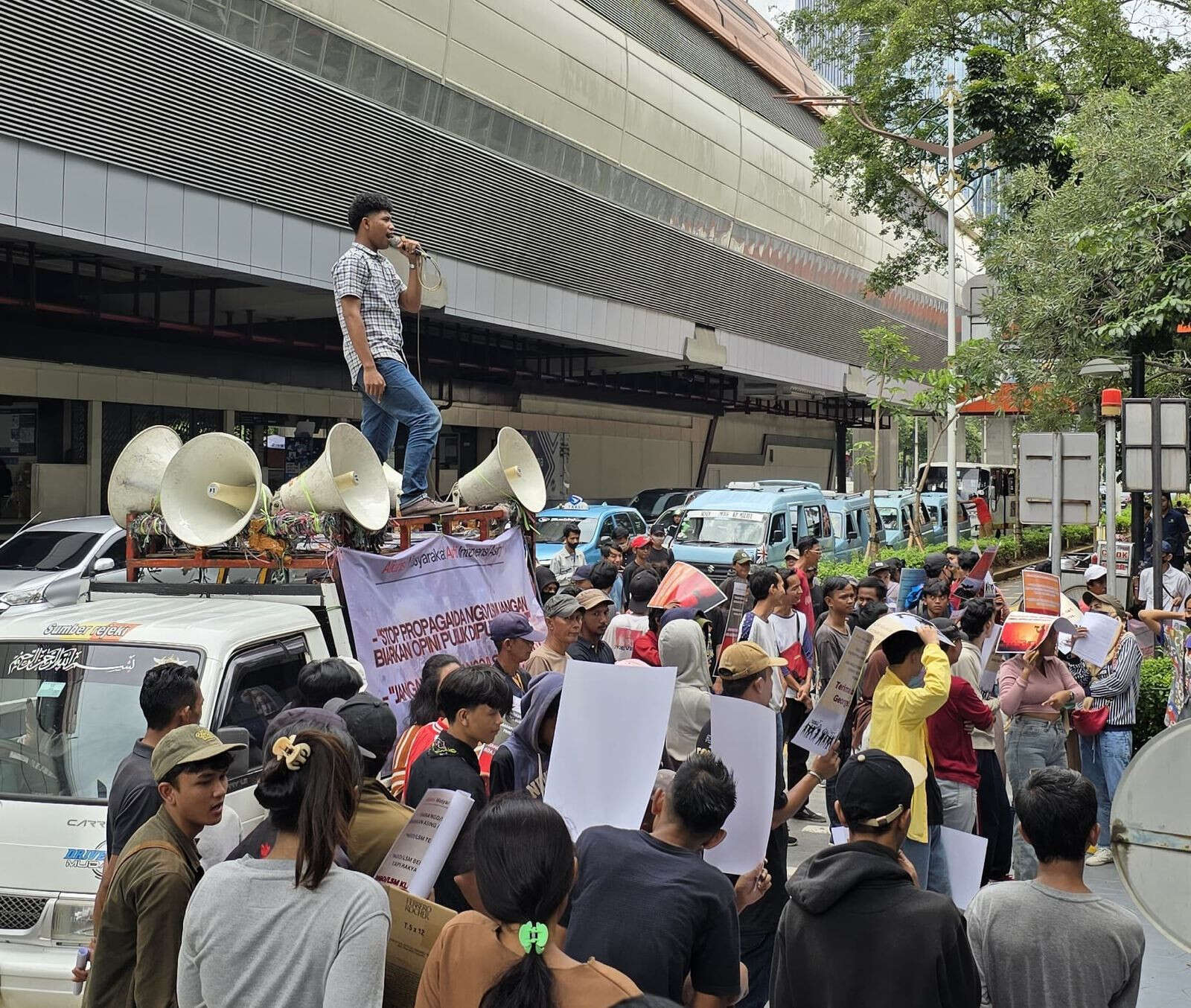 Waspada Agen Asing Berkedok LSM Sengaja Tolak RUU TNI, tetapi Dukung LGBT