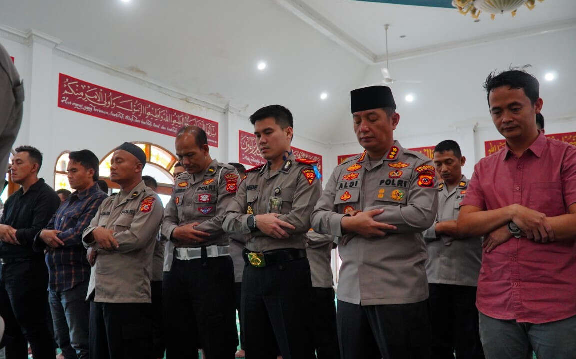 Kombes Pol Aldi Subartono Pimpin Salat Gaib Anggota Polda Lampung yang Gugur