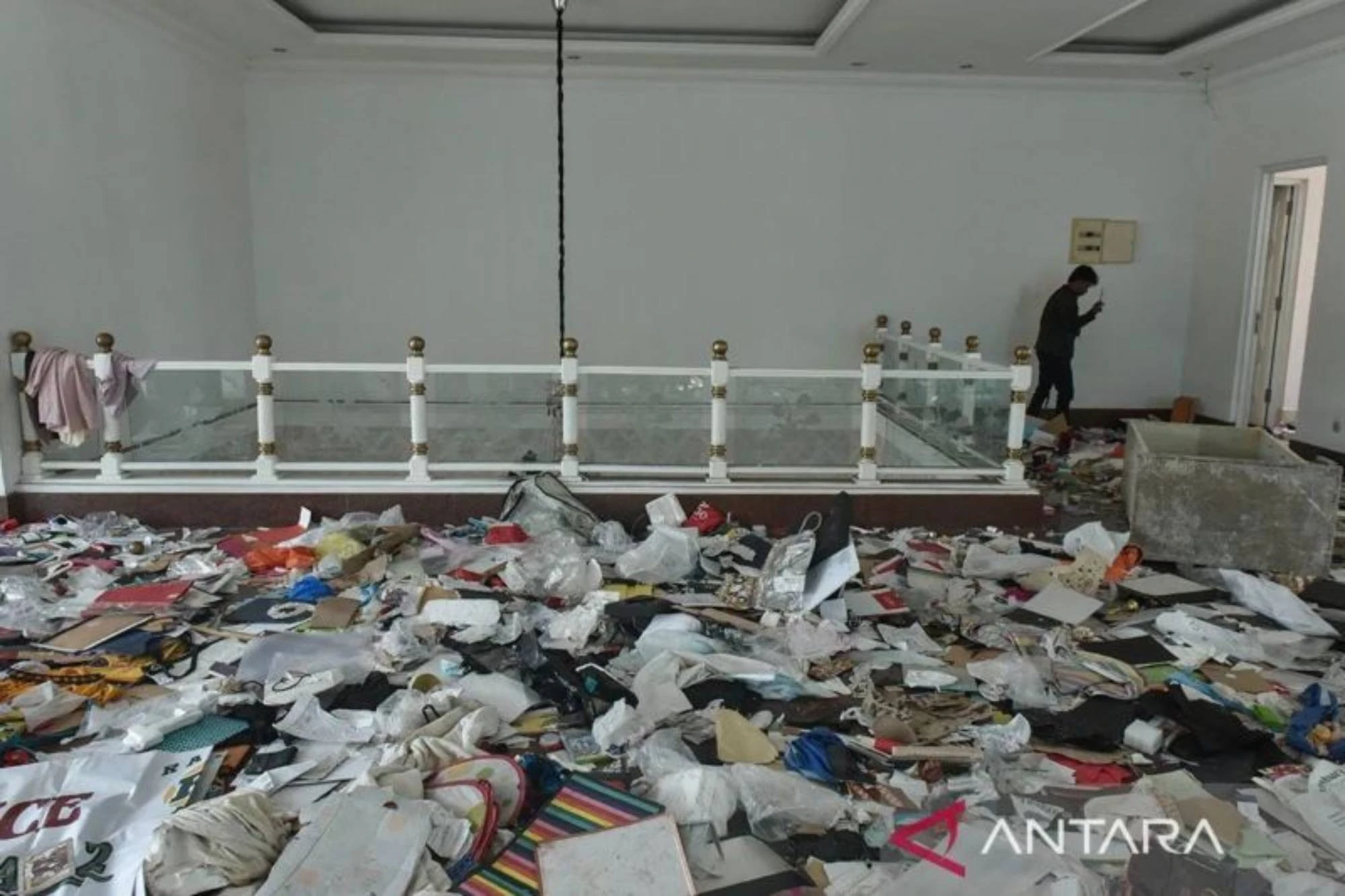 Dialog Warga saat Penjarahan Rumah Uya Kuya: Kamu Bayar Pajak, kan? Ambil Saja