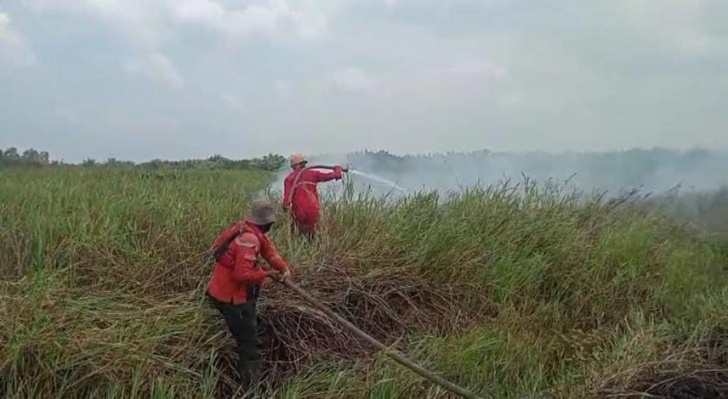 4 Helikopter Water Bombing Dikerahkan Padamkan Karhutla di Sumsel