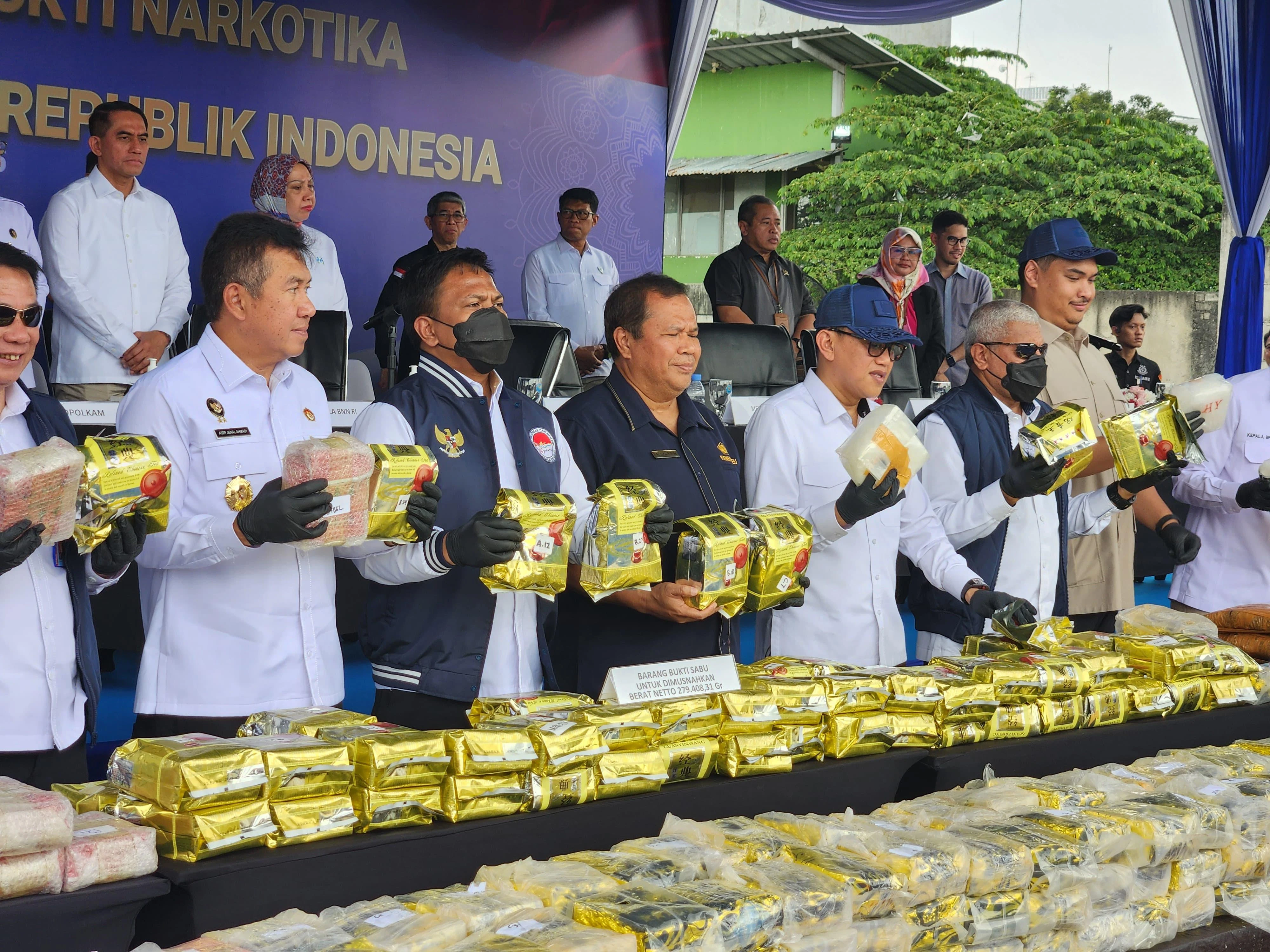 Musnahkan Barbuk di Kampung Boncos, Simbol Komitmen Bea Cukai dan BNN Perangi Narkoba