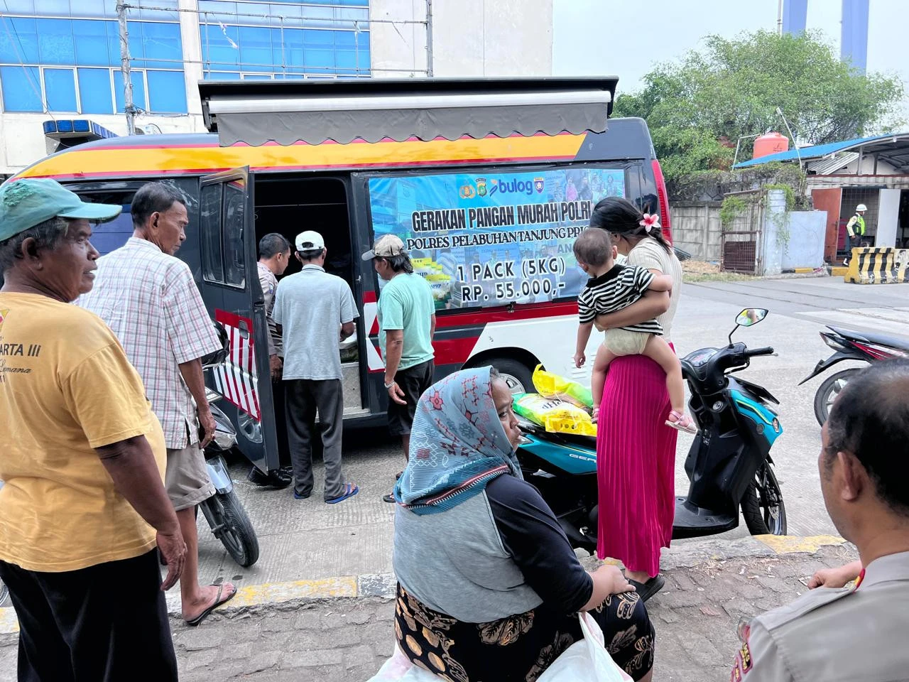 Gerakan Pangan Murah Polres Priok Salurkan 2,1 Ton Beras ke Warga