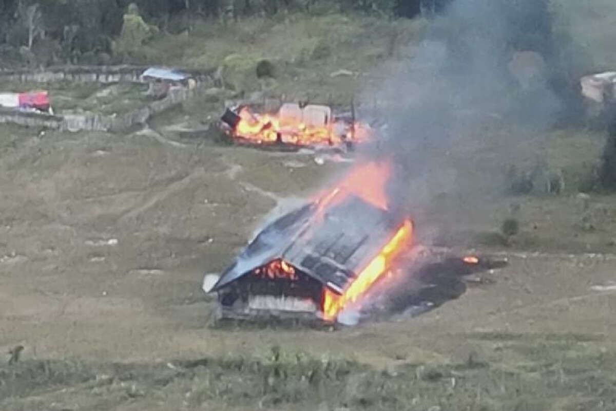 Brutal, KKB Bakar Gedung Sekolah & Kantor Kampung di Puncak