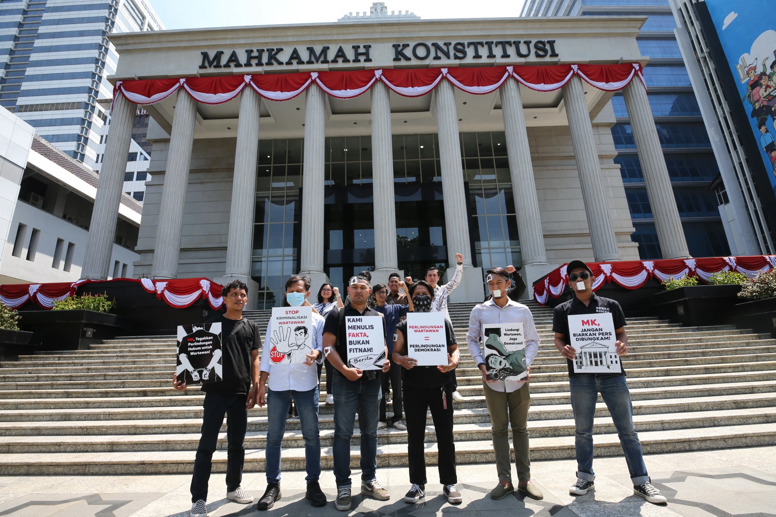 Gelar Aksi Teatrikal, Iwakum Gugat UU Pers ke MK untuk Pertegas Perlindungan Wartawan