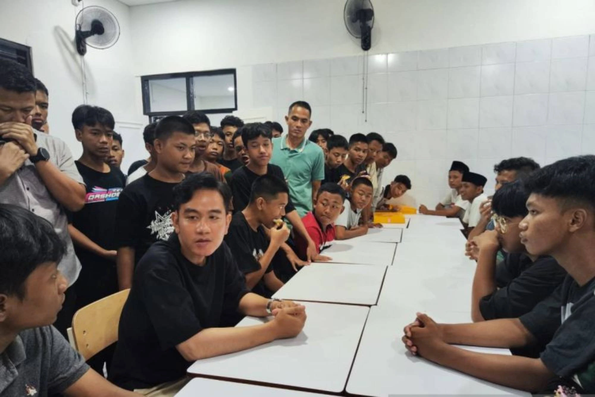 Malam-Malam Wapres Gibran Sambangi Sekolah Rakyat di Solo, Ada Apa?  