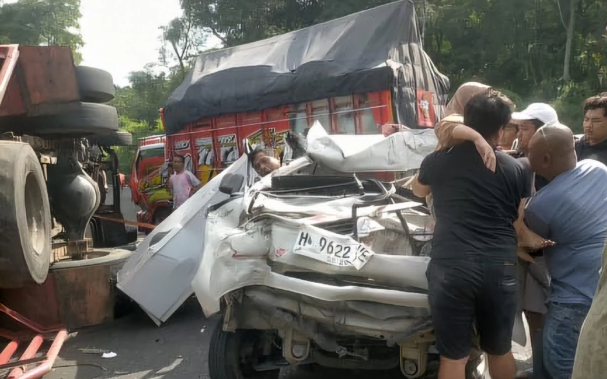 Kecelakaan Beruntun Tol Semarang, Truk Tronton Terguling, Sopir Pick-up Luka-luka