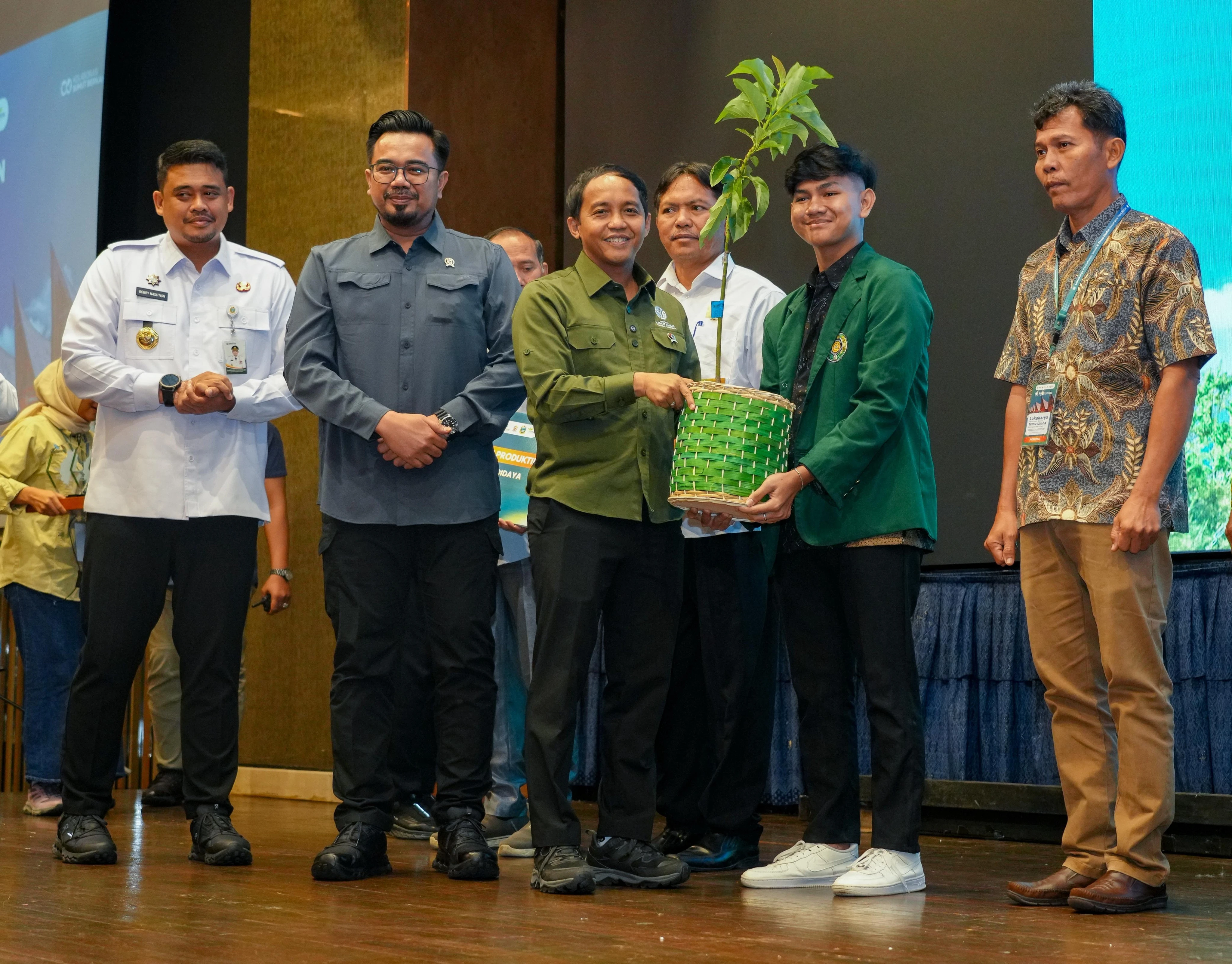 Menhut Raja Antoni: Perhutanan Sosial Pastikan Kesimbangan Ekonomi dan Ekologi