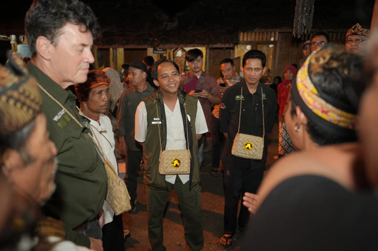Kunjungi Kampung Adat Kuta, Menhut Menginap di Rumah Warga