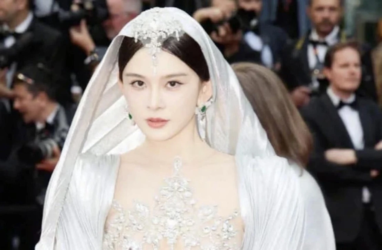 Pakai Gaun Transparan, Zhao Yingzi Diusir dari Karpet Merah Cannes 2025