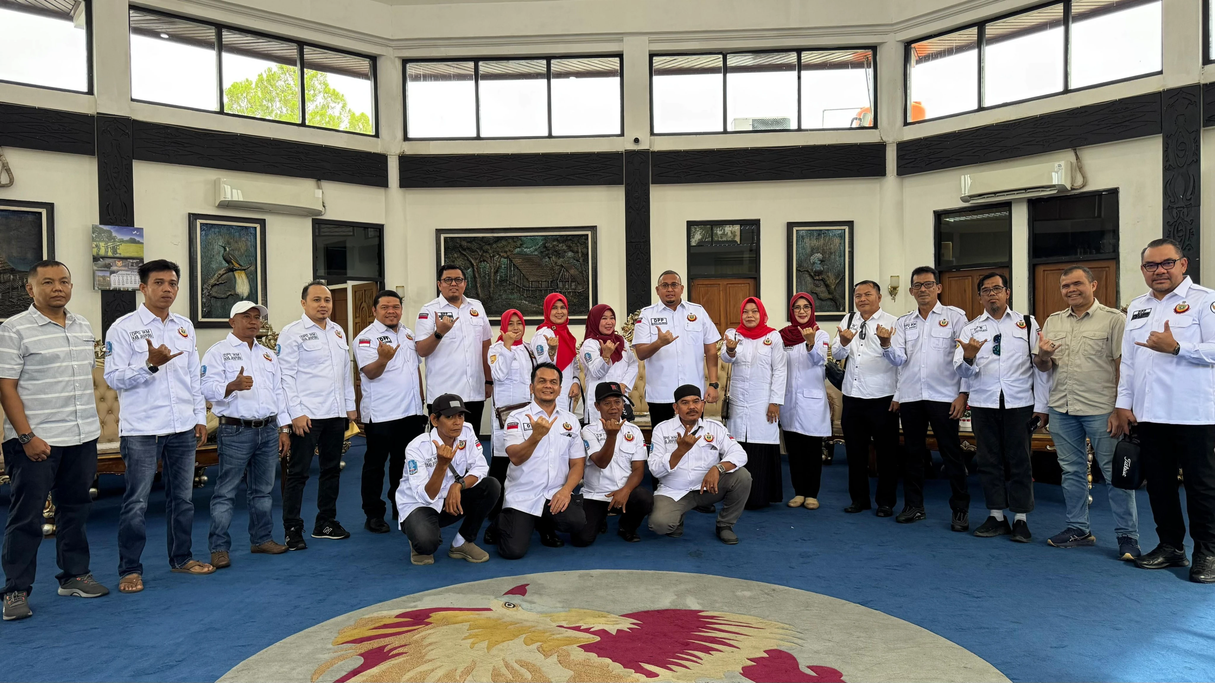 Andre Rosiade Serahkan Rp 400 Juta ke Perantau Minang Terdampak Ricuh Yalimo