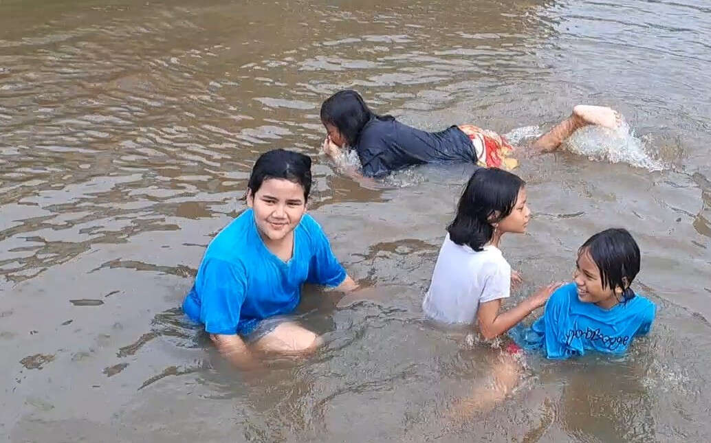 Anak-anak Ceria Menyambut Banjir Semarang, Berenang & Belajar di Rumah