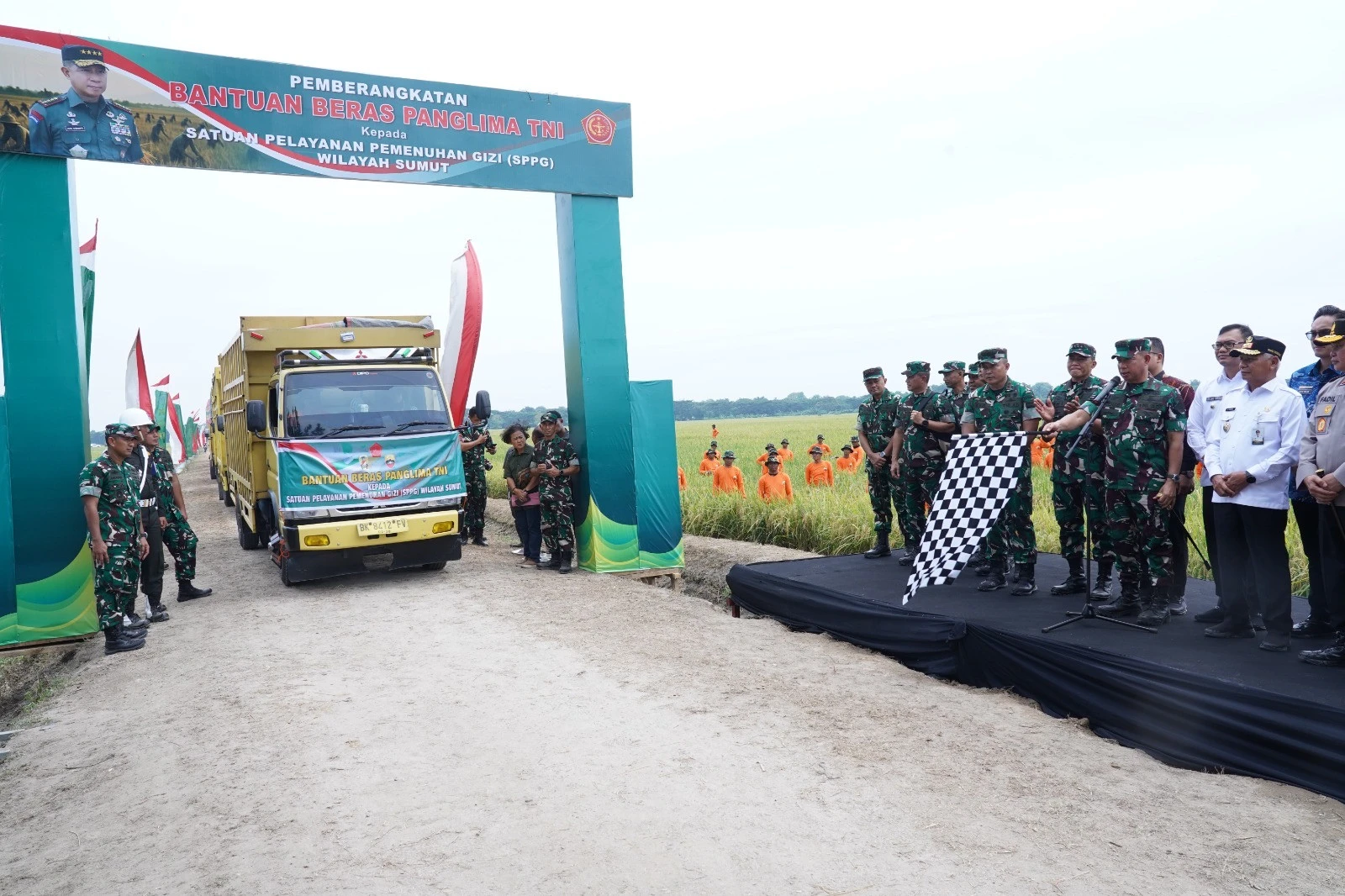 Panglima TNI Berikan Bantuan Beras 40 Ton untuk SPPG Wilayah Sumut