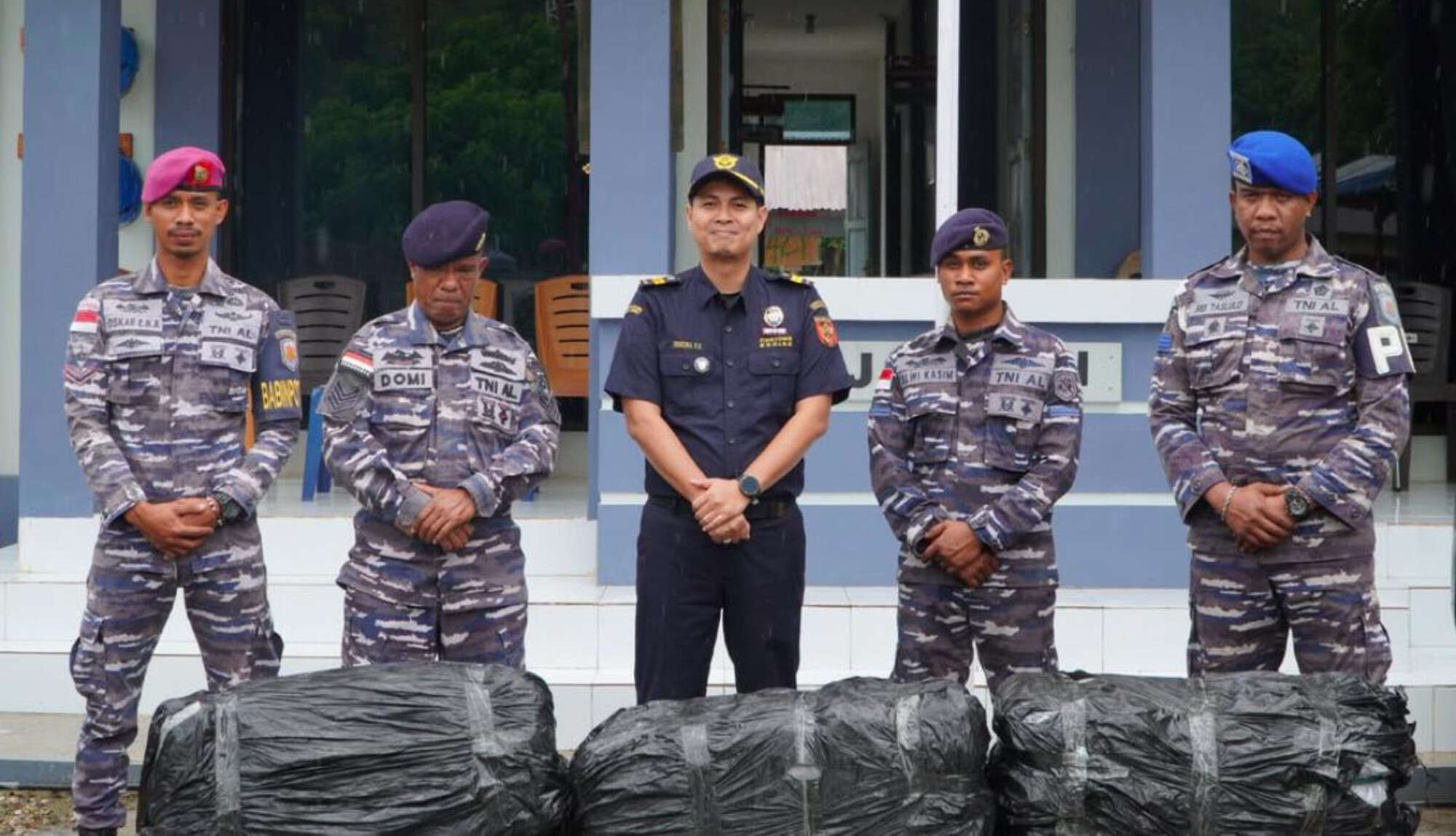 Bea Cukai Atambua dan TNI AL Gagalkan Penyelundupan Pakaian Bekas dari Timor Leste