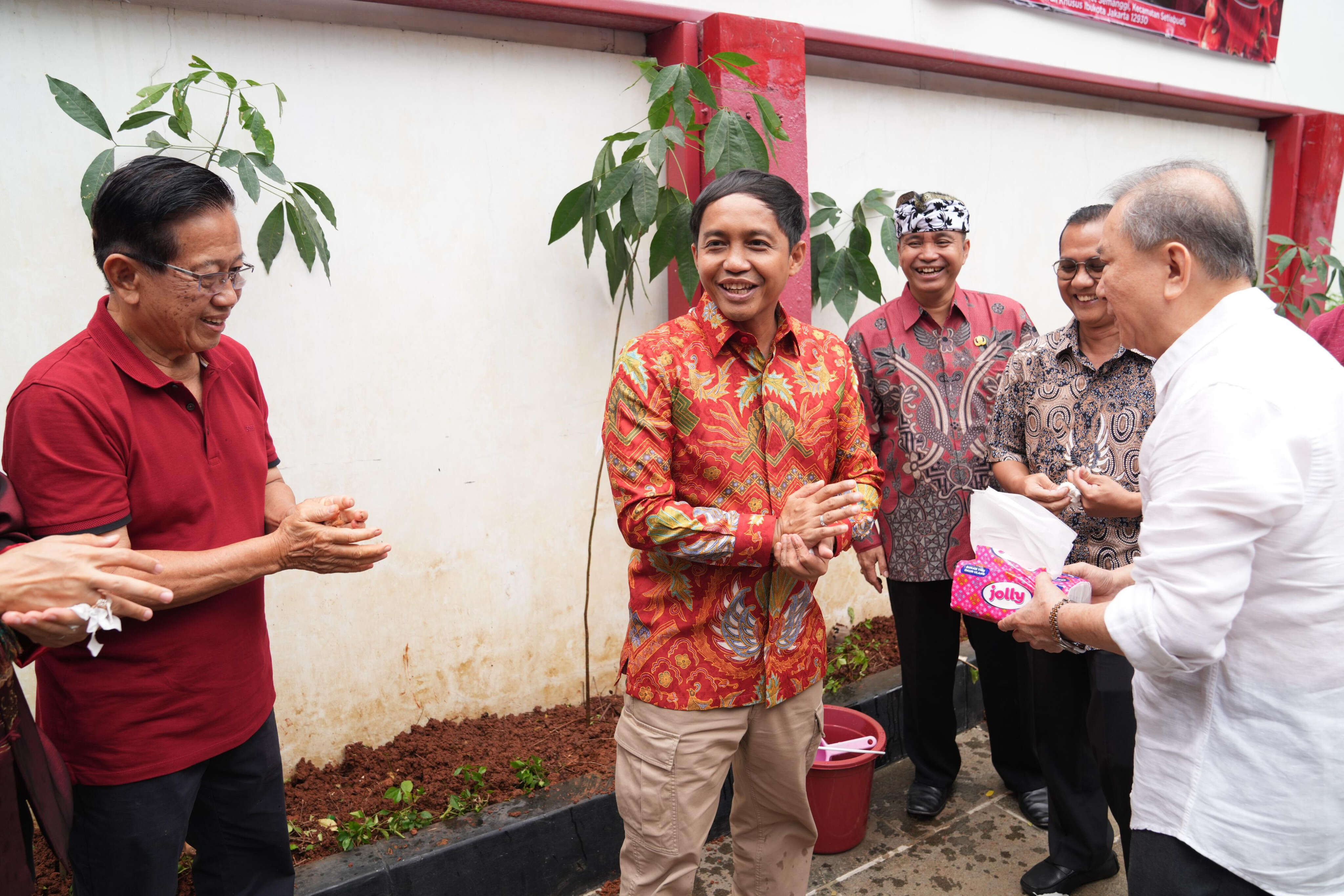 Merayakan Imlek di Vihara Amurva Bhumi, Raja Juli Tanam Delapan Pohon Karet