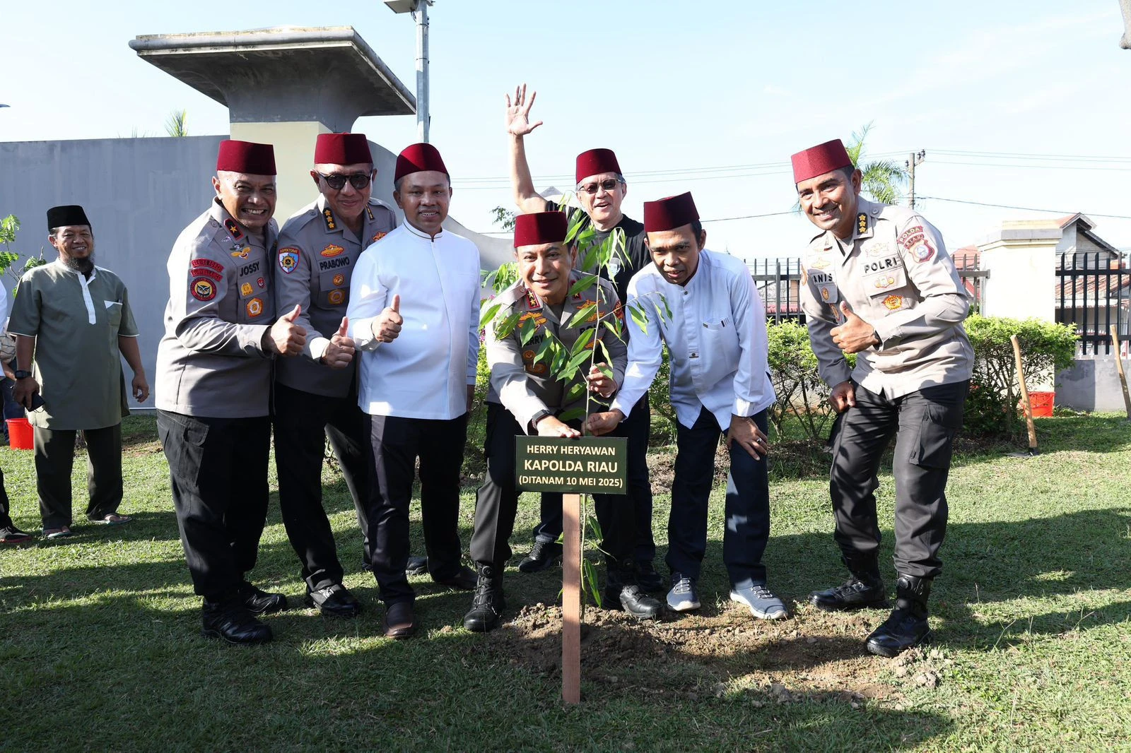 Tekan Emisi Karbon, Polda Riau Gencarkan Penanaman Pohon  