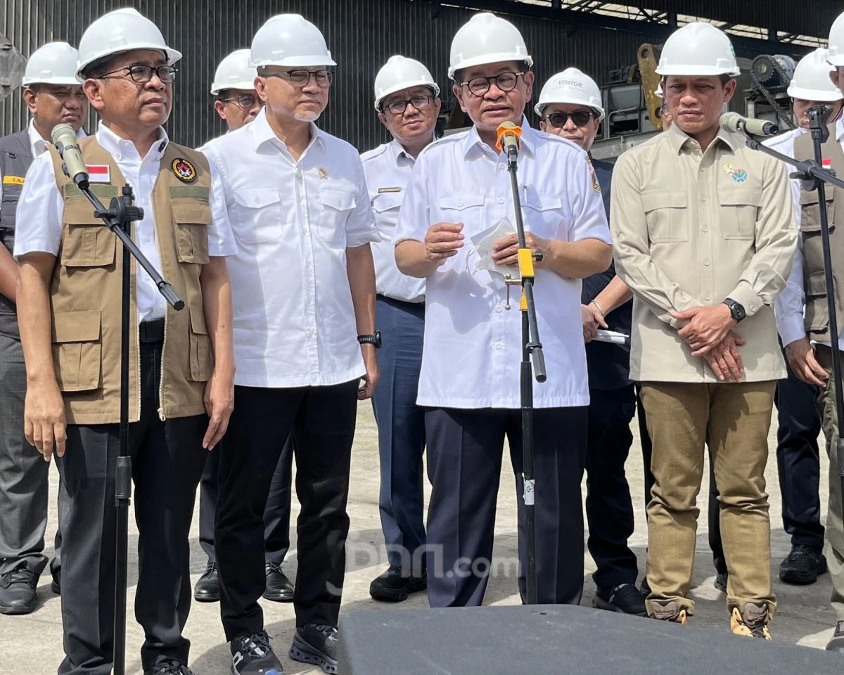 Intip Sepatu Zulhas hingga Pramono Saat Tinjau Bantar Gebang, Sebegini Harganya