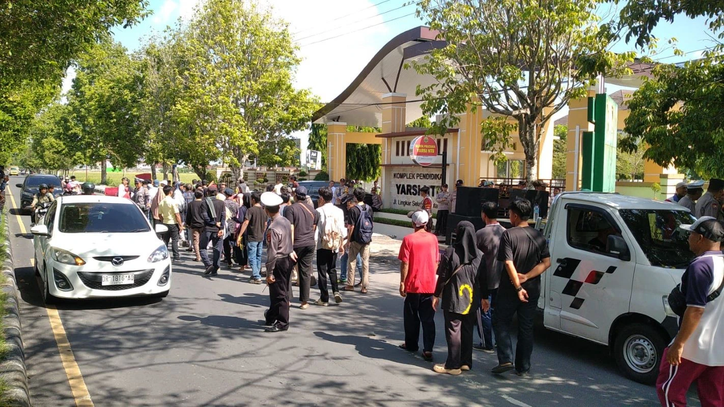 Demo Aliansi Masyarakat Peduli, Tuntut Penonaktifan Ketua Yayasan RSI NTB