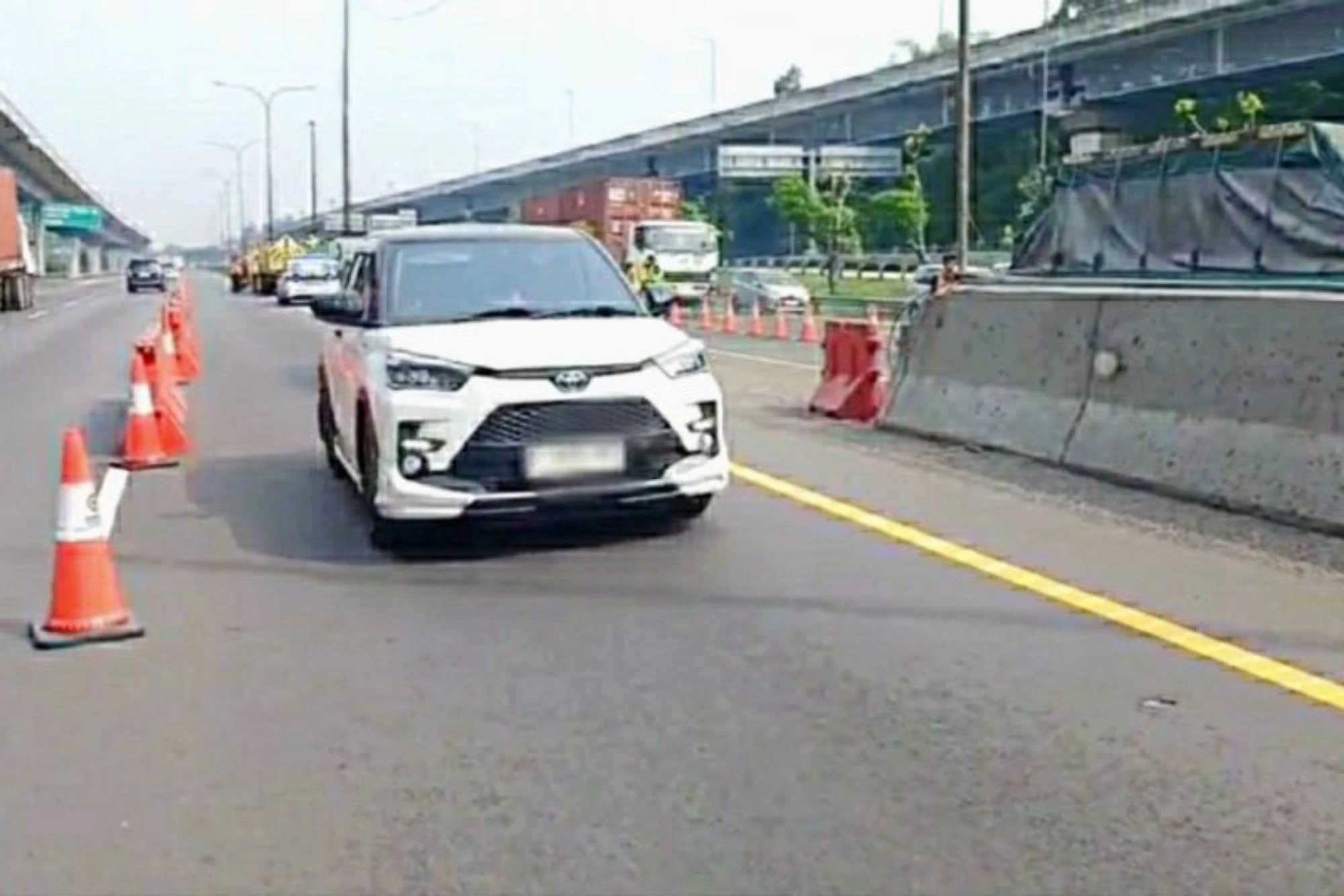 Tol Jakarta-Cikampek Padat, Petugas Terapkan Contraflow