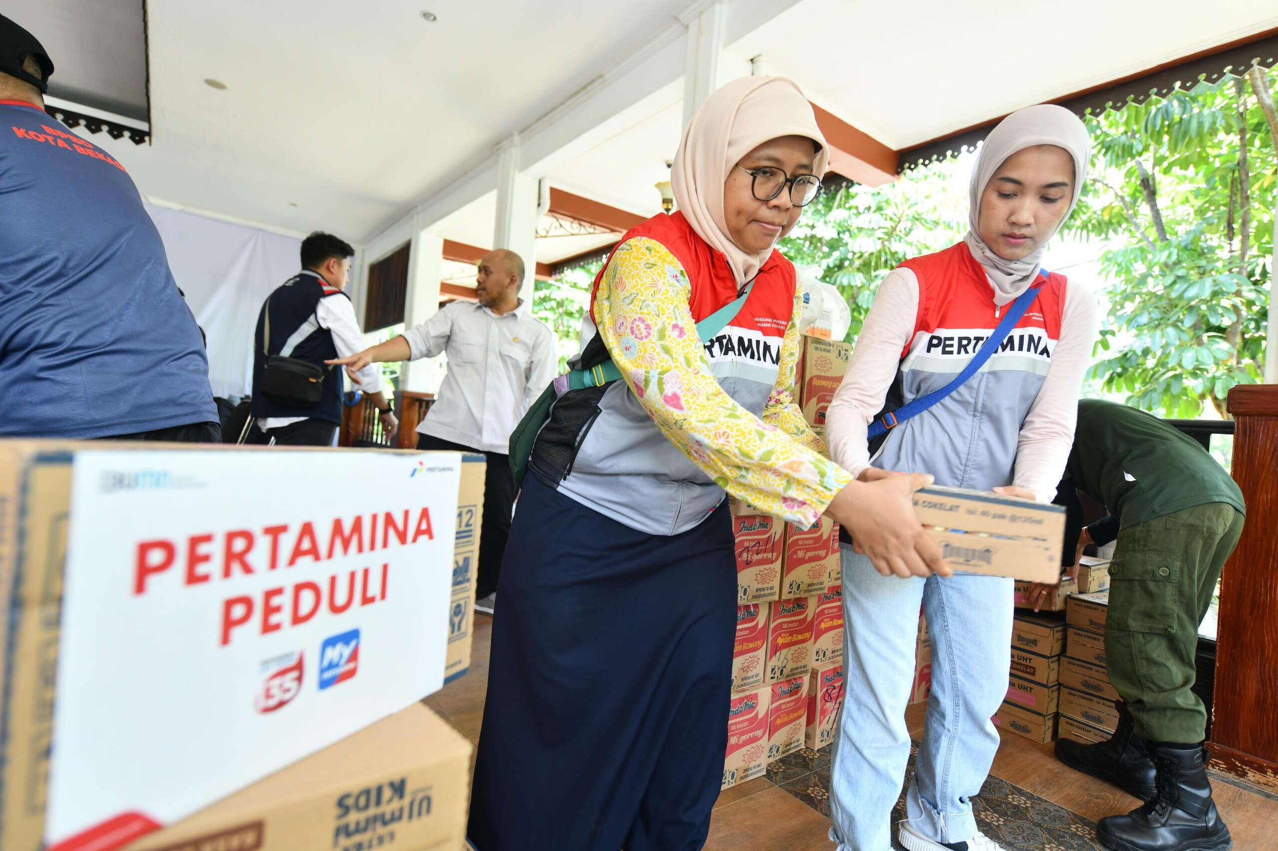 Sukarelawan Pertamina Peduli Bergerak Bantu Warga Terdampak Banjir di Bekasi