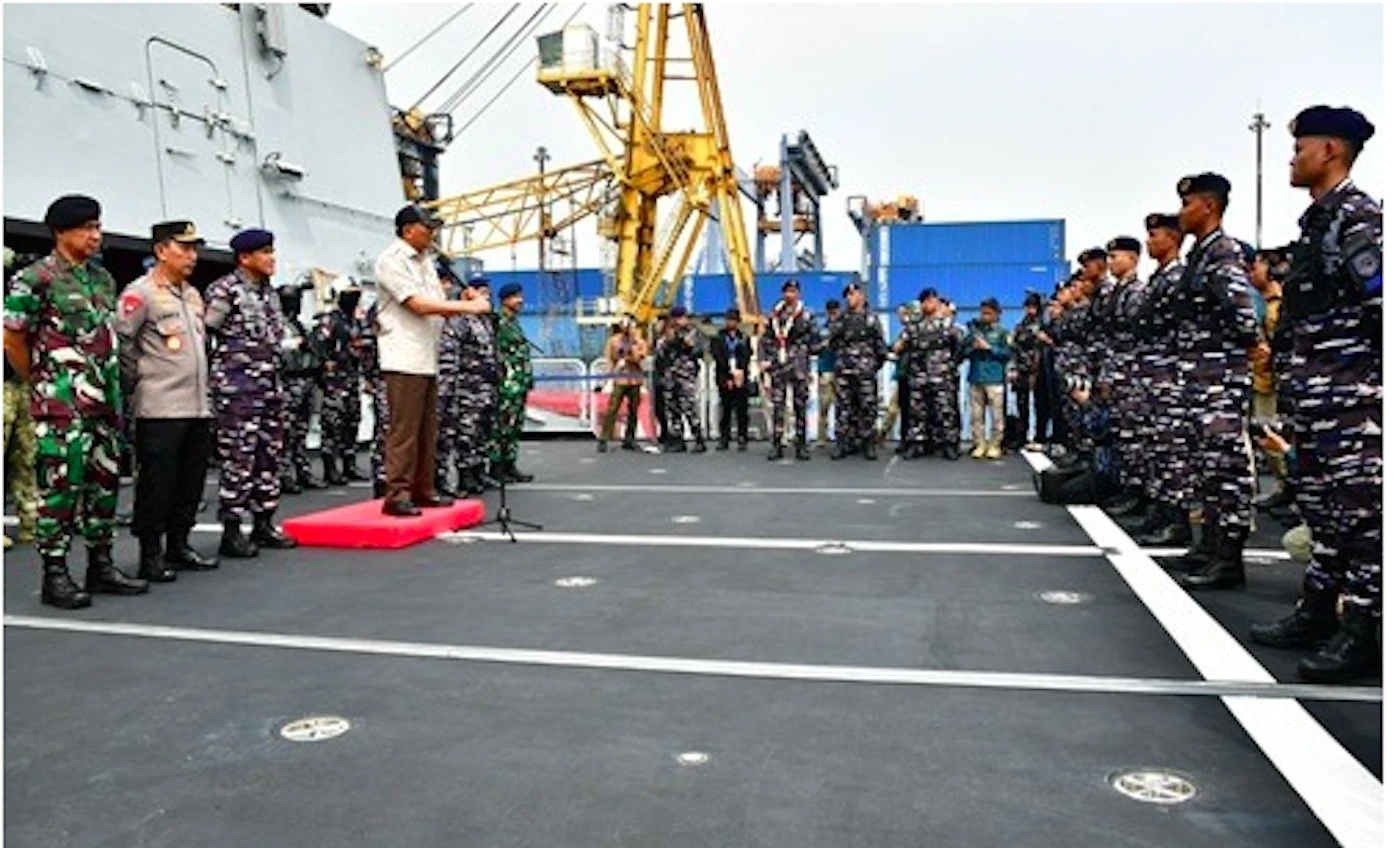 Panglima TNI Dampingi Menhan Sambut Kedatangan Kapal Perang TNI AL Berkemampuan Multifungsi