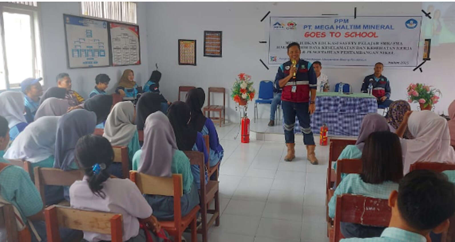 Perusahaan Nikel Membekali Siswa SMA dengan Pelatihan Penambangan