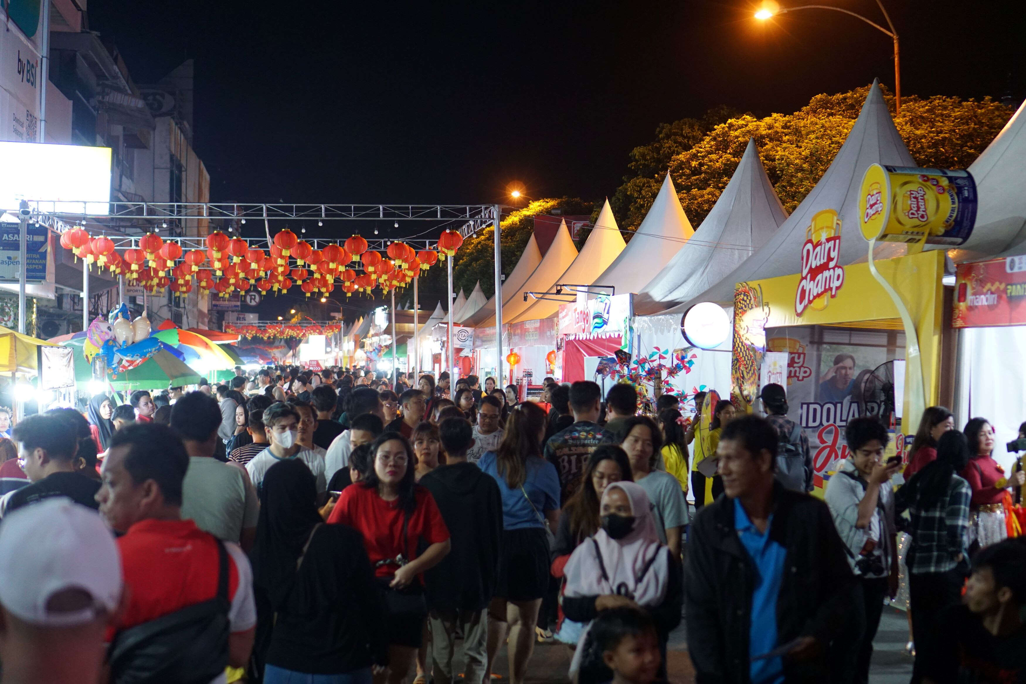 Dukung Keberagaman Budaya, Dairy Champ Hadirkan Atraksi Naga 40 Meter di Cap Go Meh