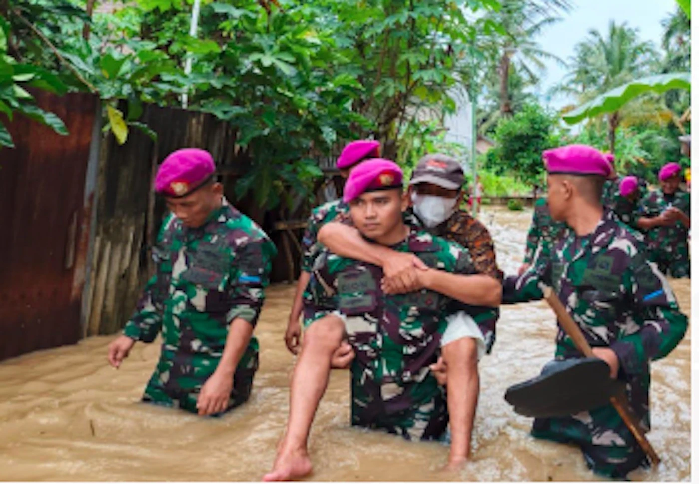 Prajurit TNI AL Sigap Mengevakuasi Warga Terdampak Banjir di Pesawaran Lampung
