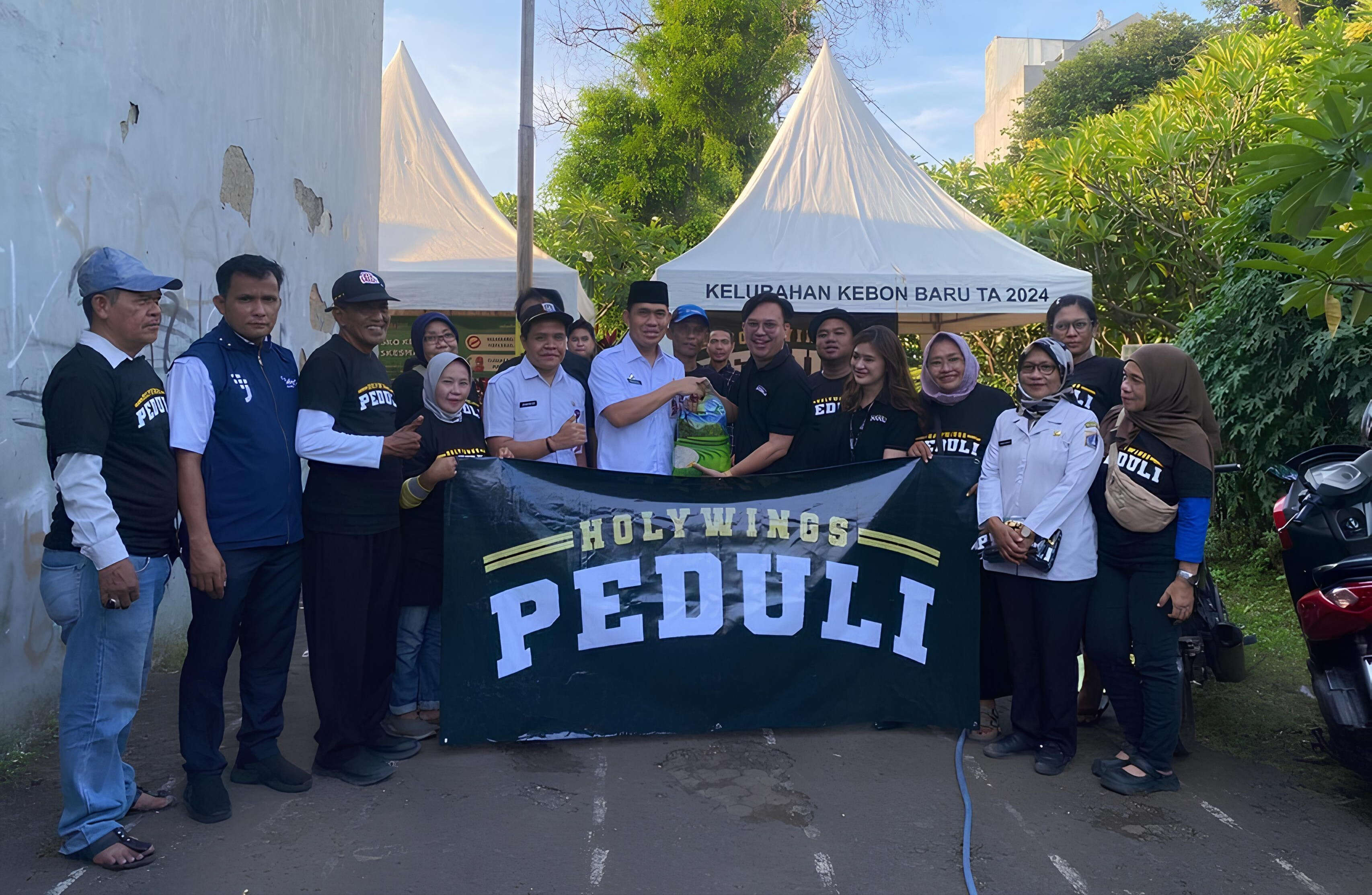 Bantu Korban Banjir, Holywings Peduli Salurkan Sembako Hingga Pakaian