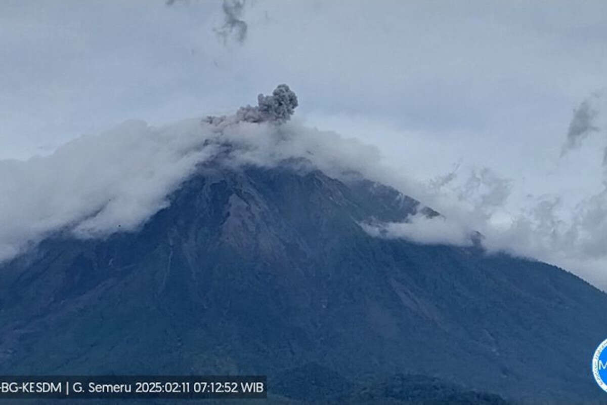 Masih Berstatus Waspada, Gunung Semeru Erupsi Lagi, Tinggi Letusan 700 Meter di Atas Puncak