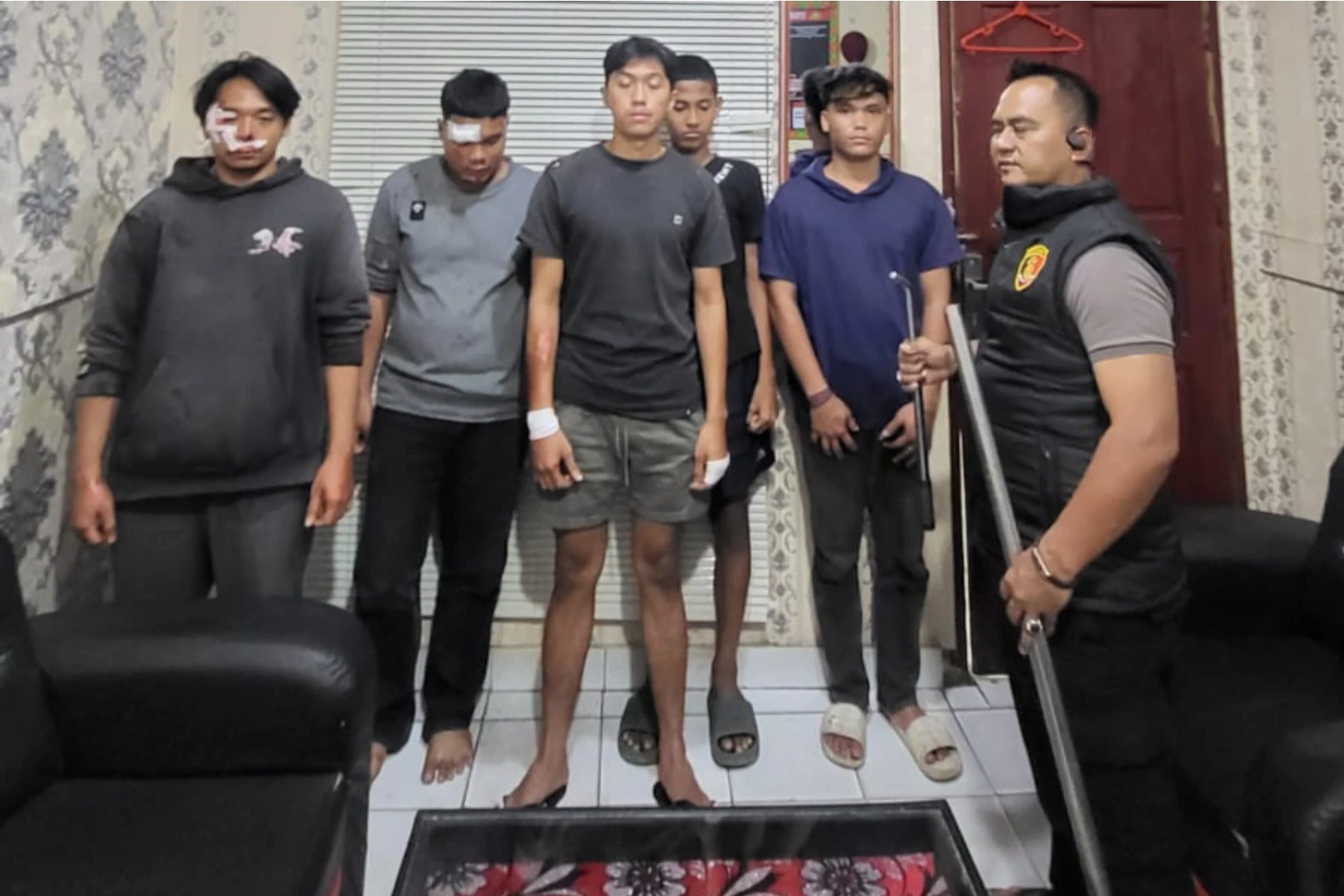 Polsek Bukit Raya Tangkap 5 Remaja, Barbuk Senjata Berbahaya