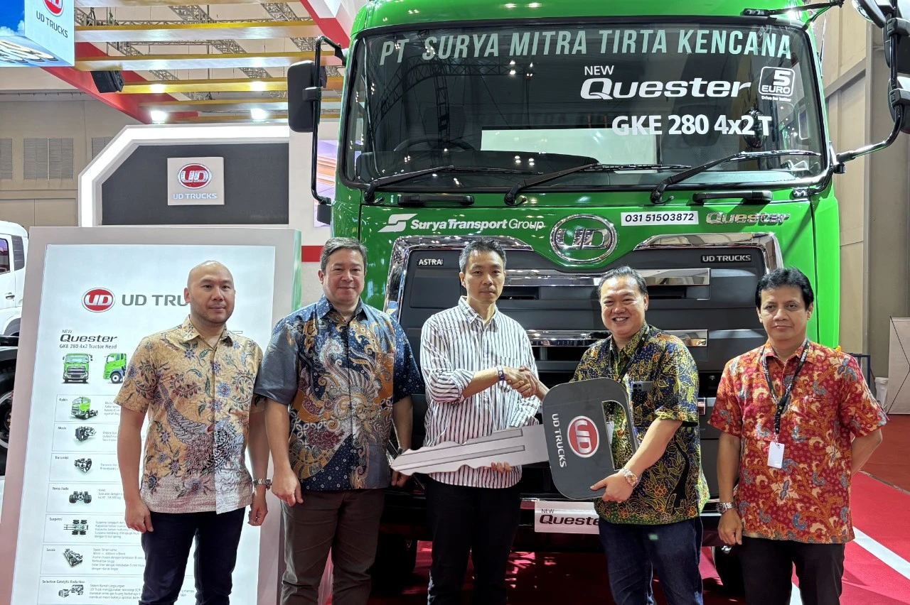 GIIAS 2025, Astra UD Trucks Menyerahkan 9 Unit Truk Quester GKE 280 Euro5 ke SMTK