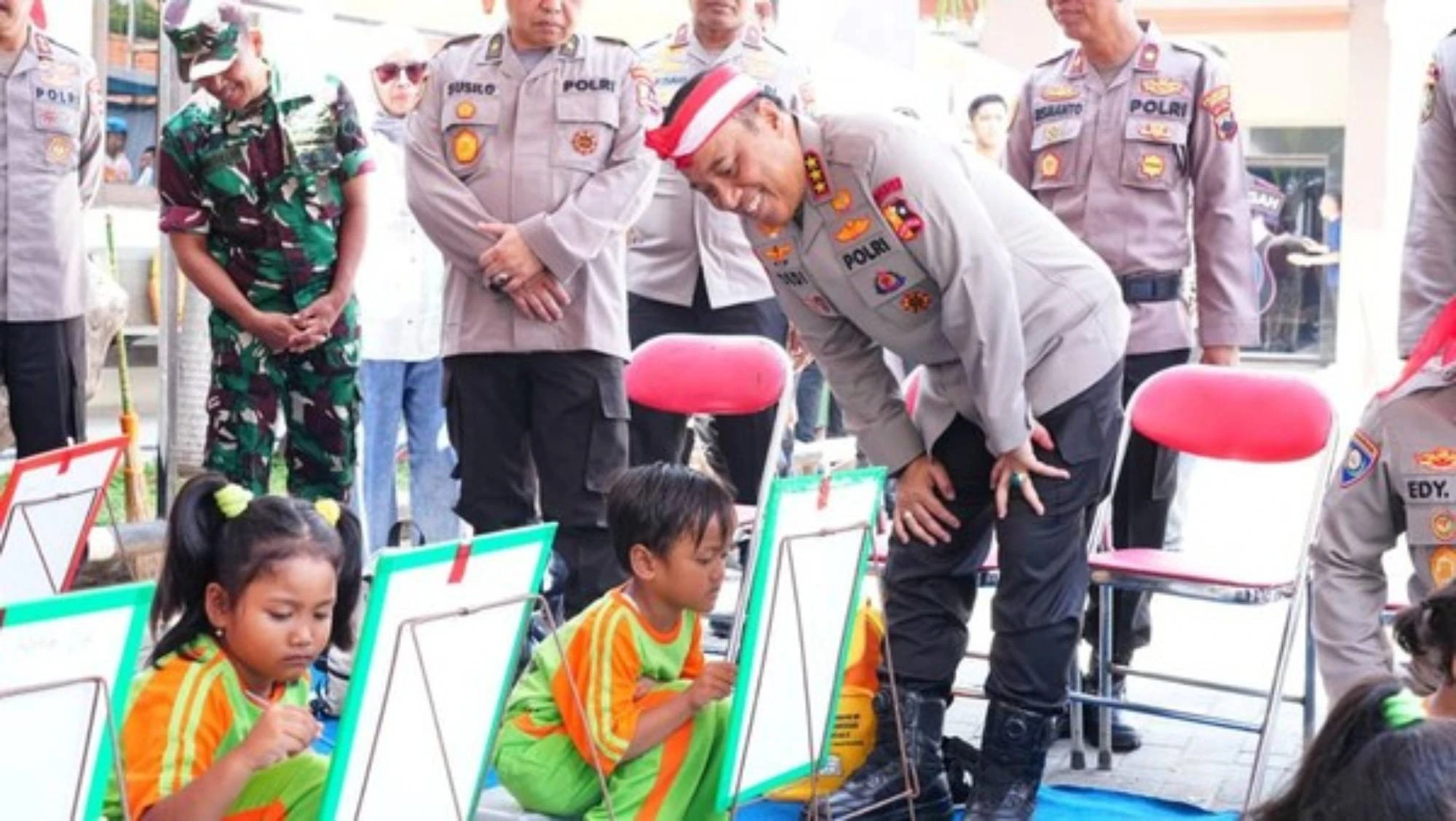 Gelar Bakti Sosial di Semarang, Wakapolri Beri Bantuan & Semangati Anak-Anak