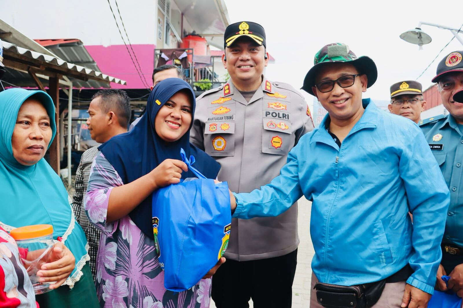 Kapolres Tanjung Priok Gelar Jumat Curhat dan Bagikan Sembako di Rumah Apung Muara Angke